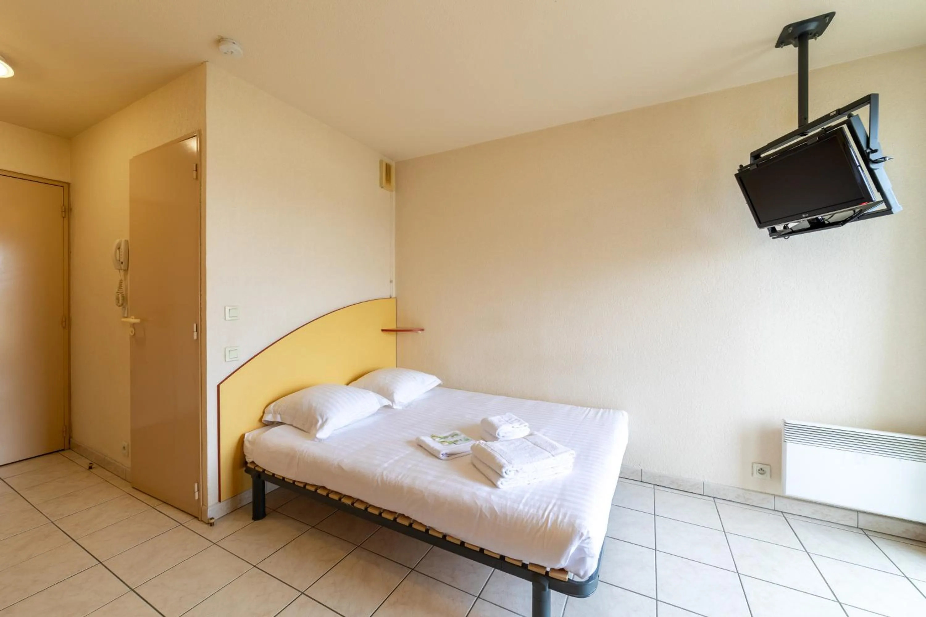 Bedroom, Bed in Résidence Columba - Apparts meublés Agen Sud