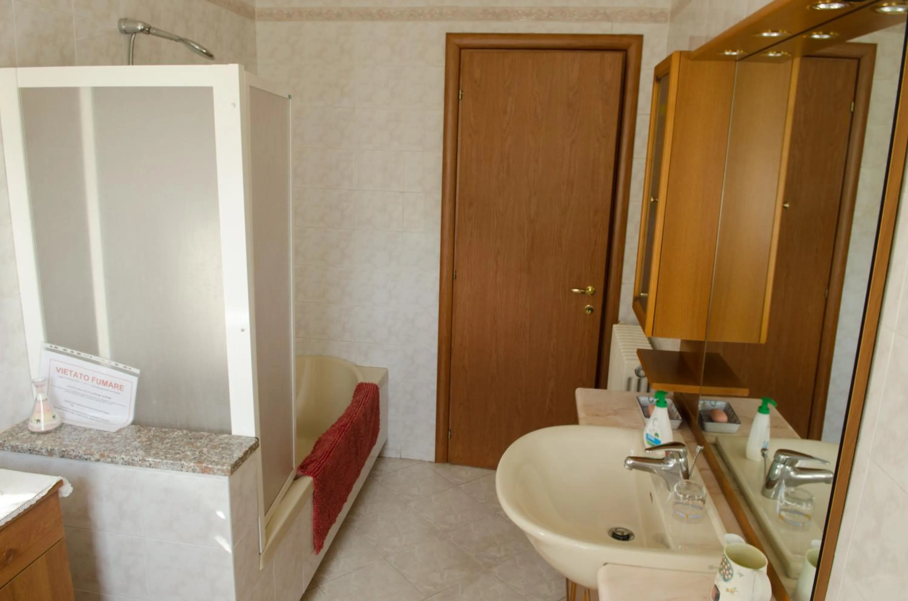 Shower in B&B Rocciamelone