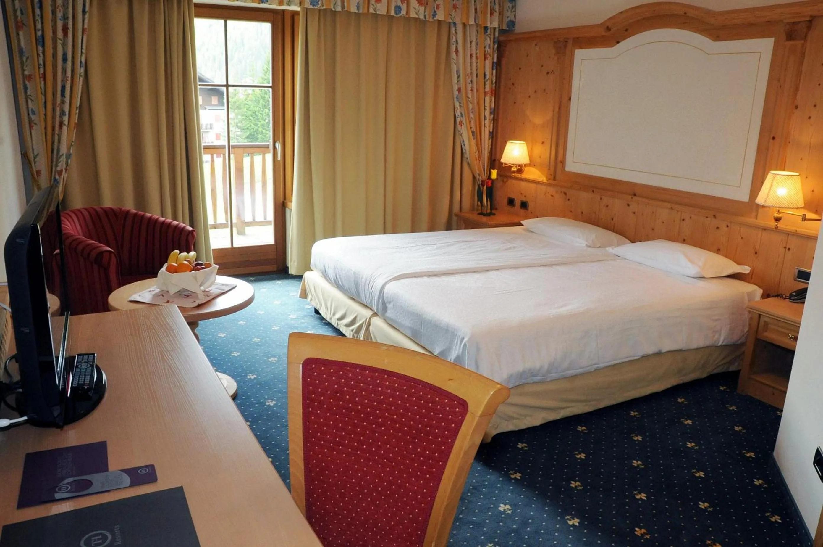 Photo of the whole room, Bed in TH Corvara - Greif Hotel
