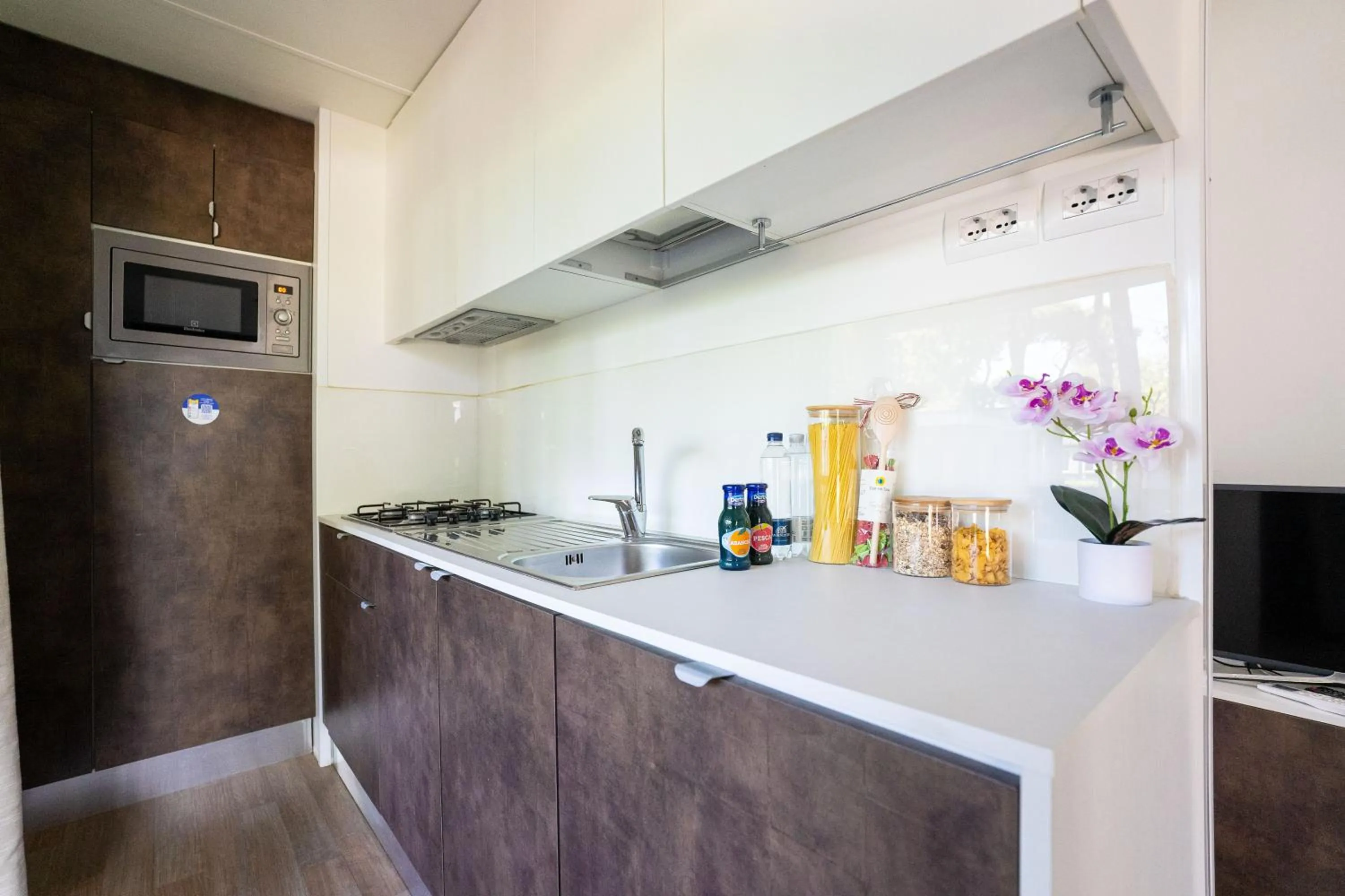 Kitchen or kitchenette in Club del Sole Adriano Family Camping Village