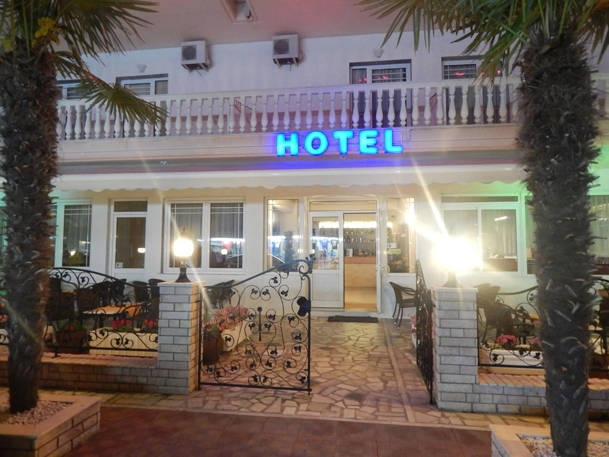 Facade/entrance in Gold Stern