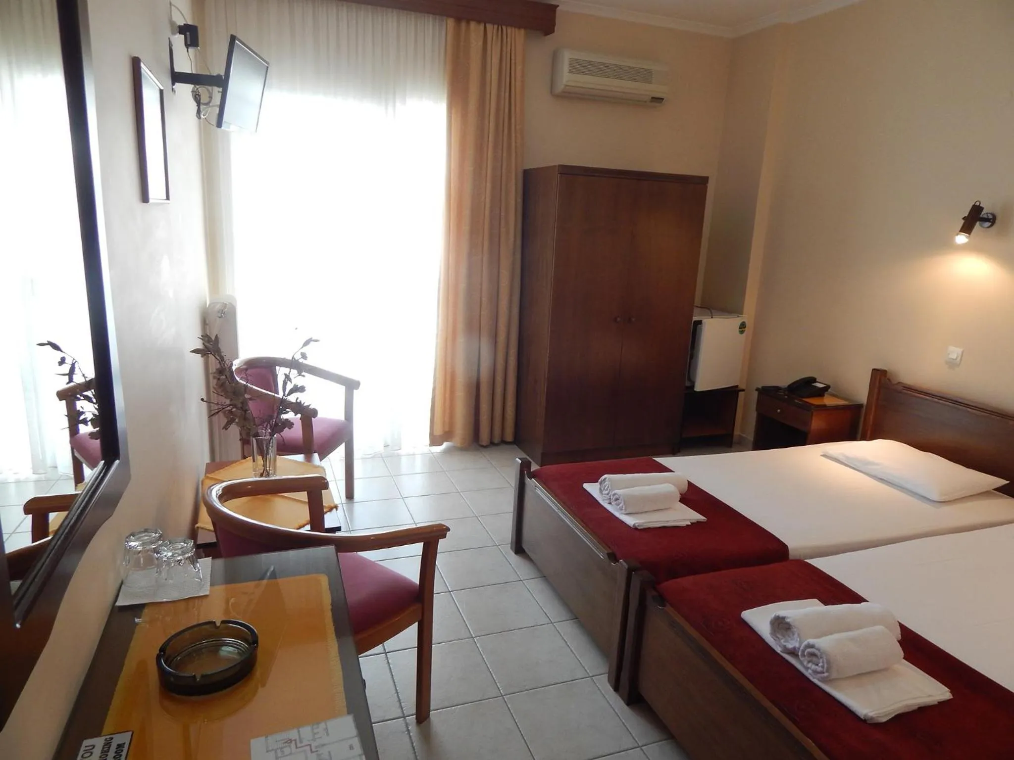 Photo of the whole room, Bed in Gold Stern