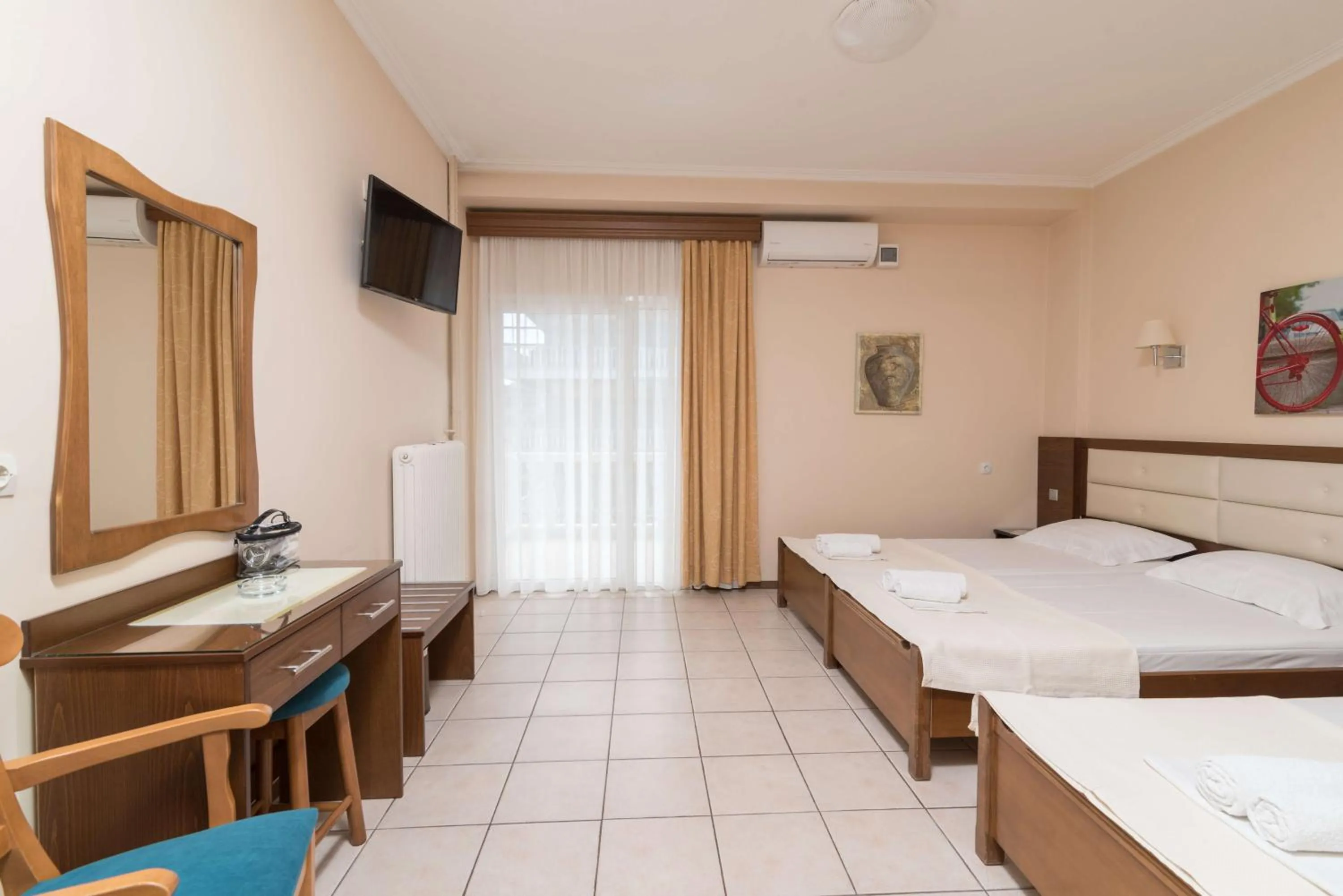 Photo of the whole room, Bed in Gold Stern