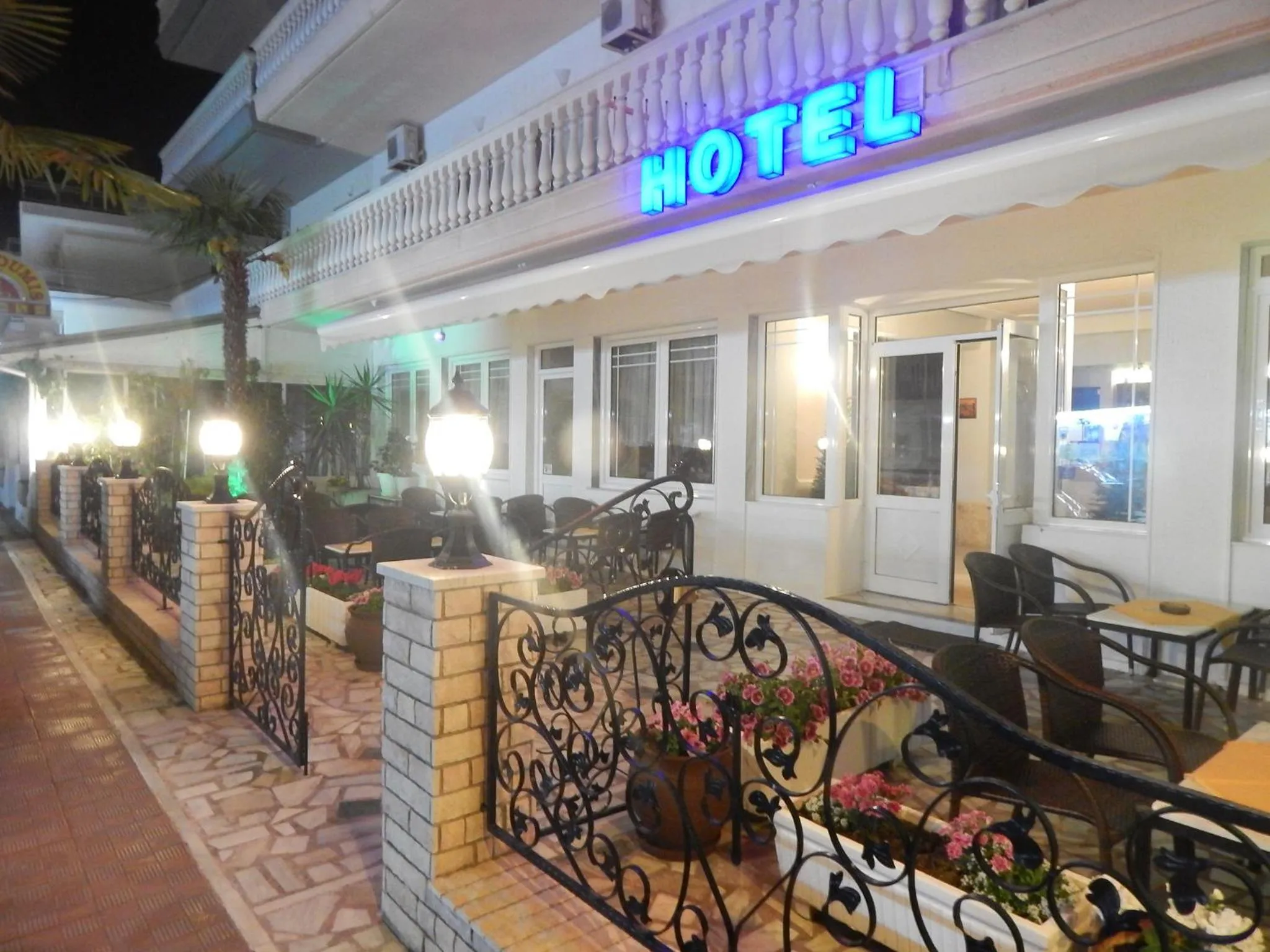 Facade/entrance in Gold Stern