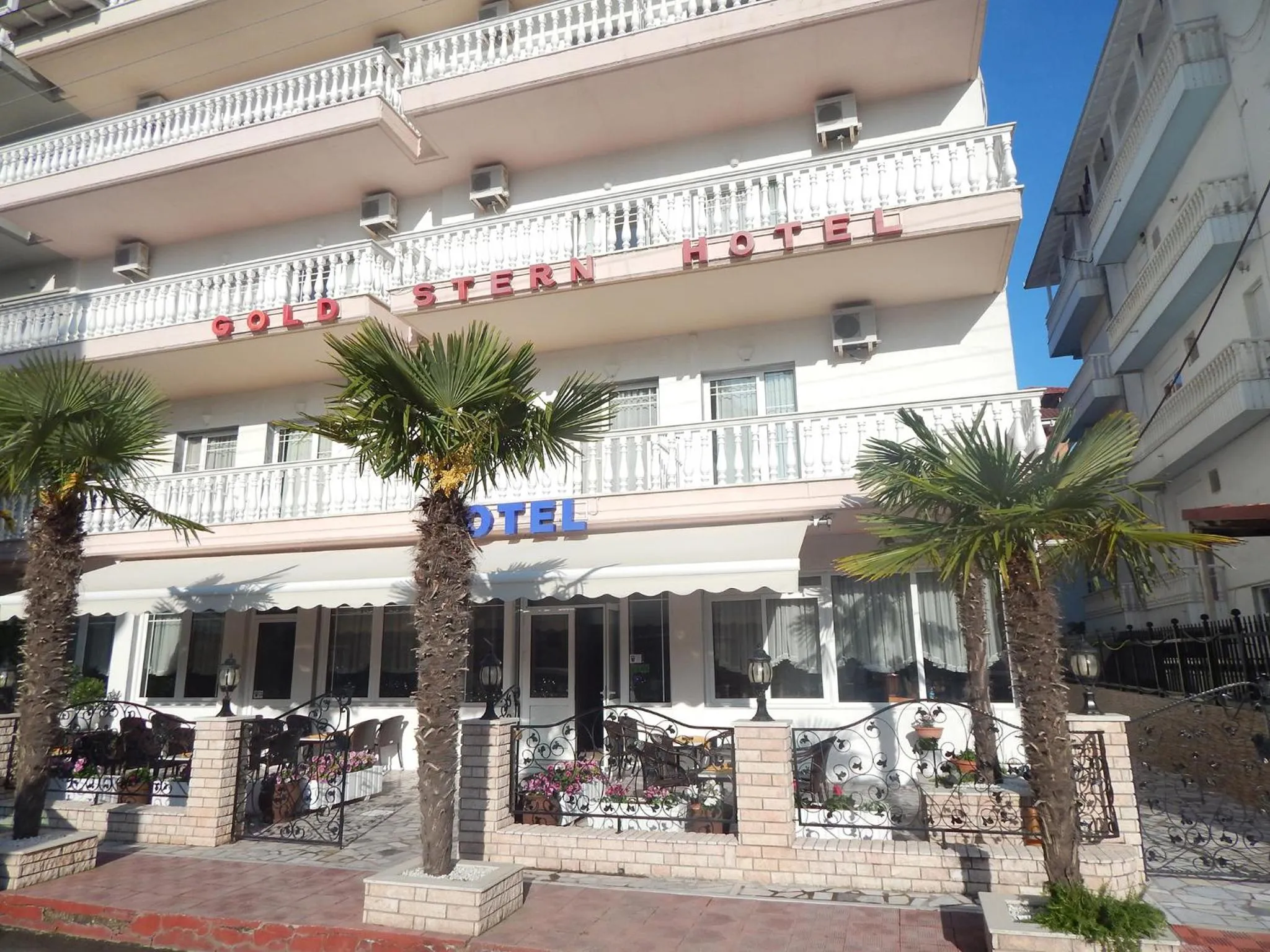 Facade/entrance in Gold Stern