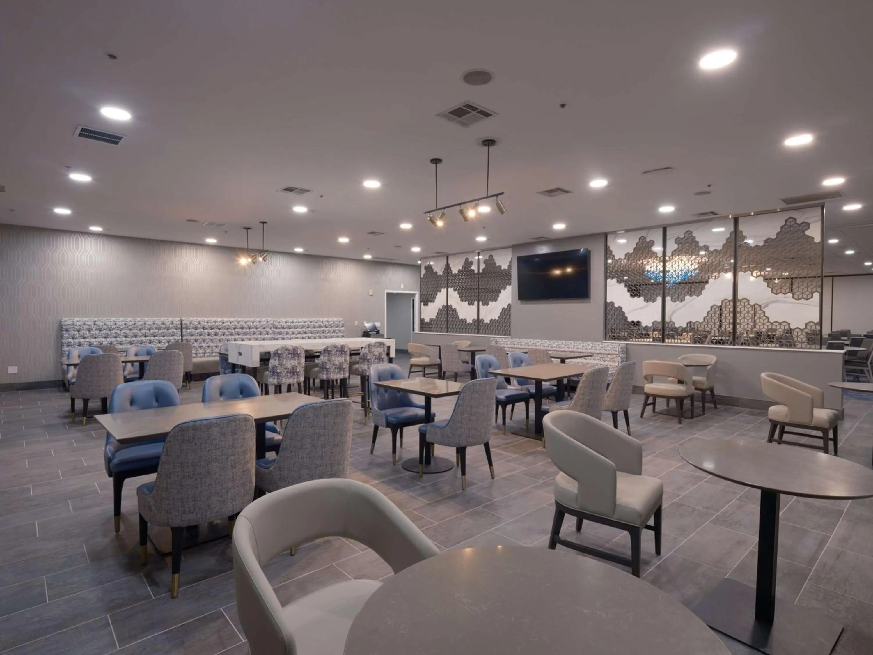 Restaurant/places to eat in Premiere Suites