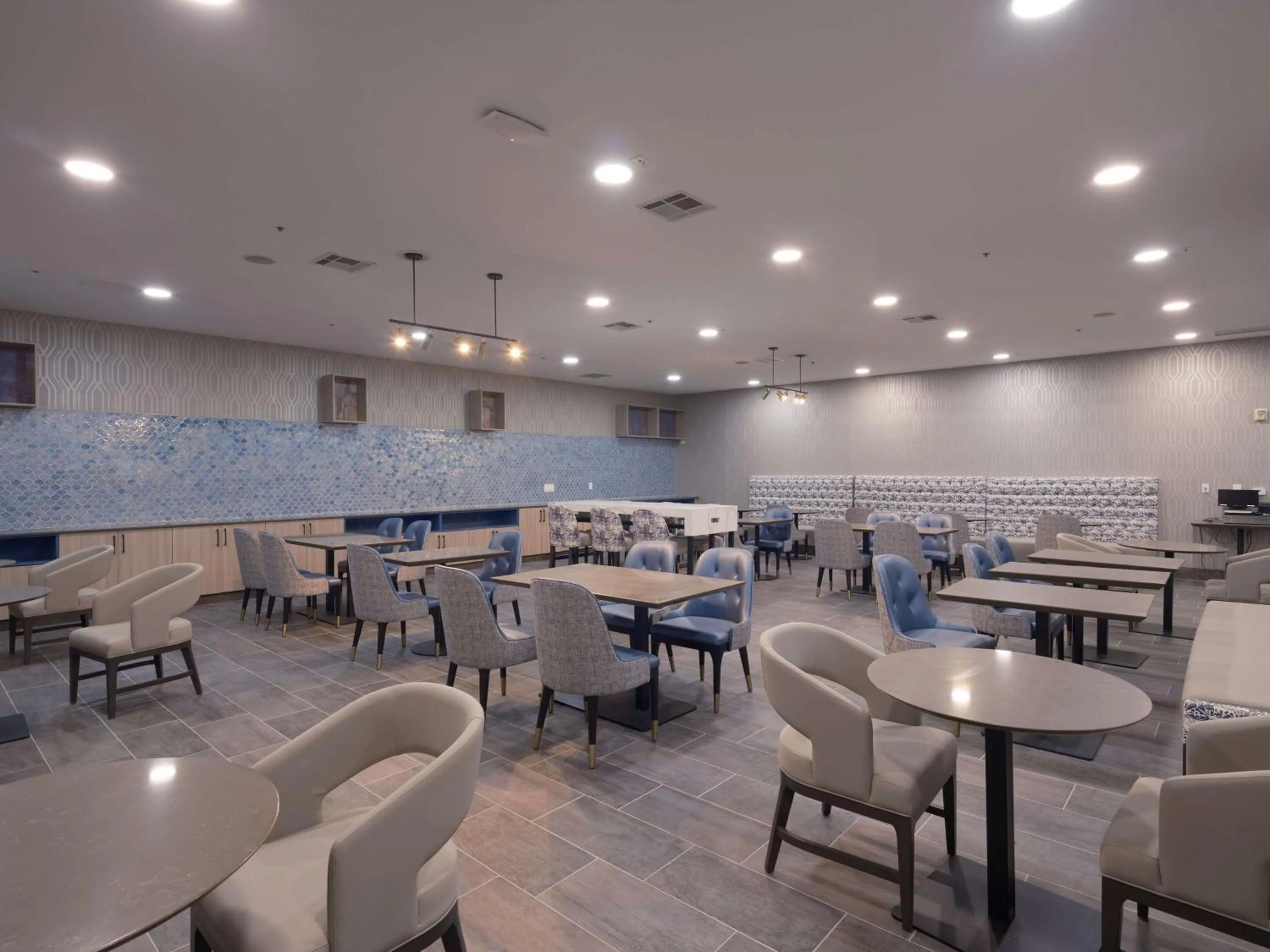 Restaurant/places to eat in Premiere Suites