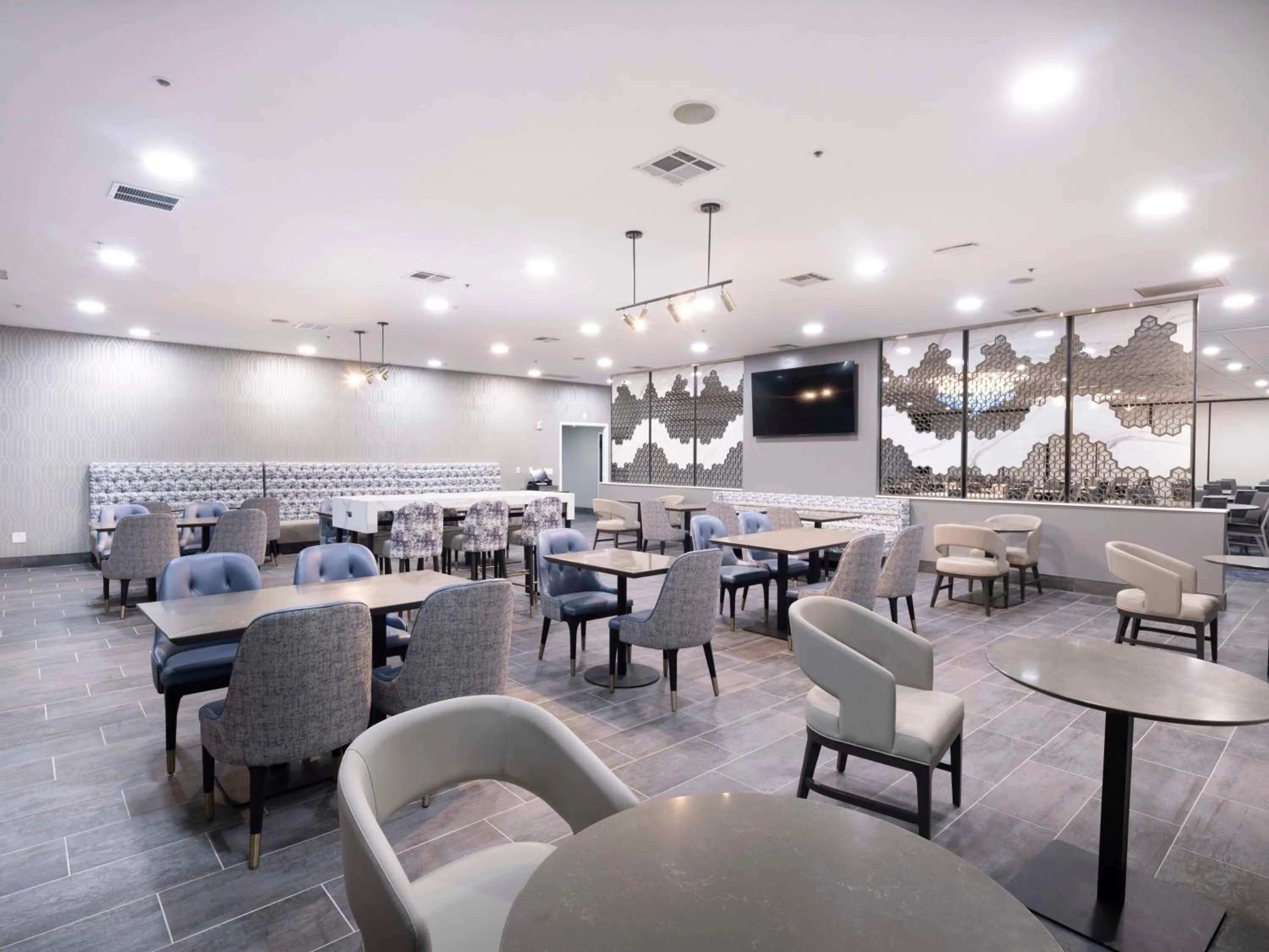 Restaurant/places to eat in Premiere Suites