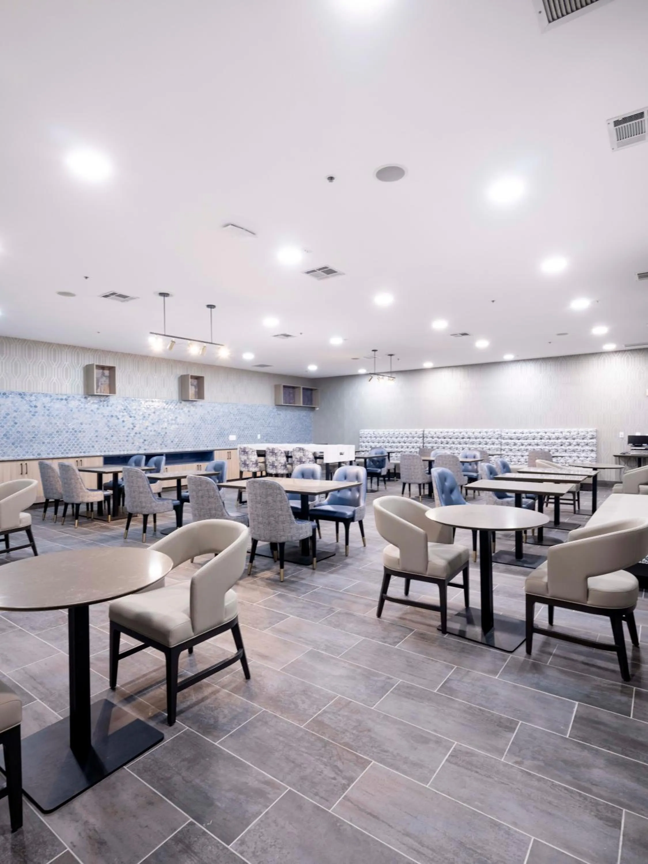 Restaurant/places to eat in Premiere Suites