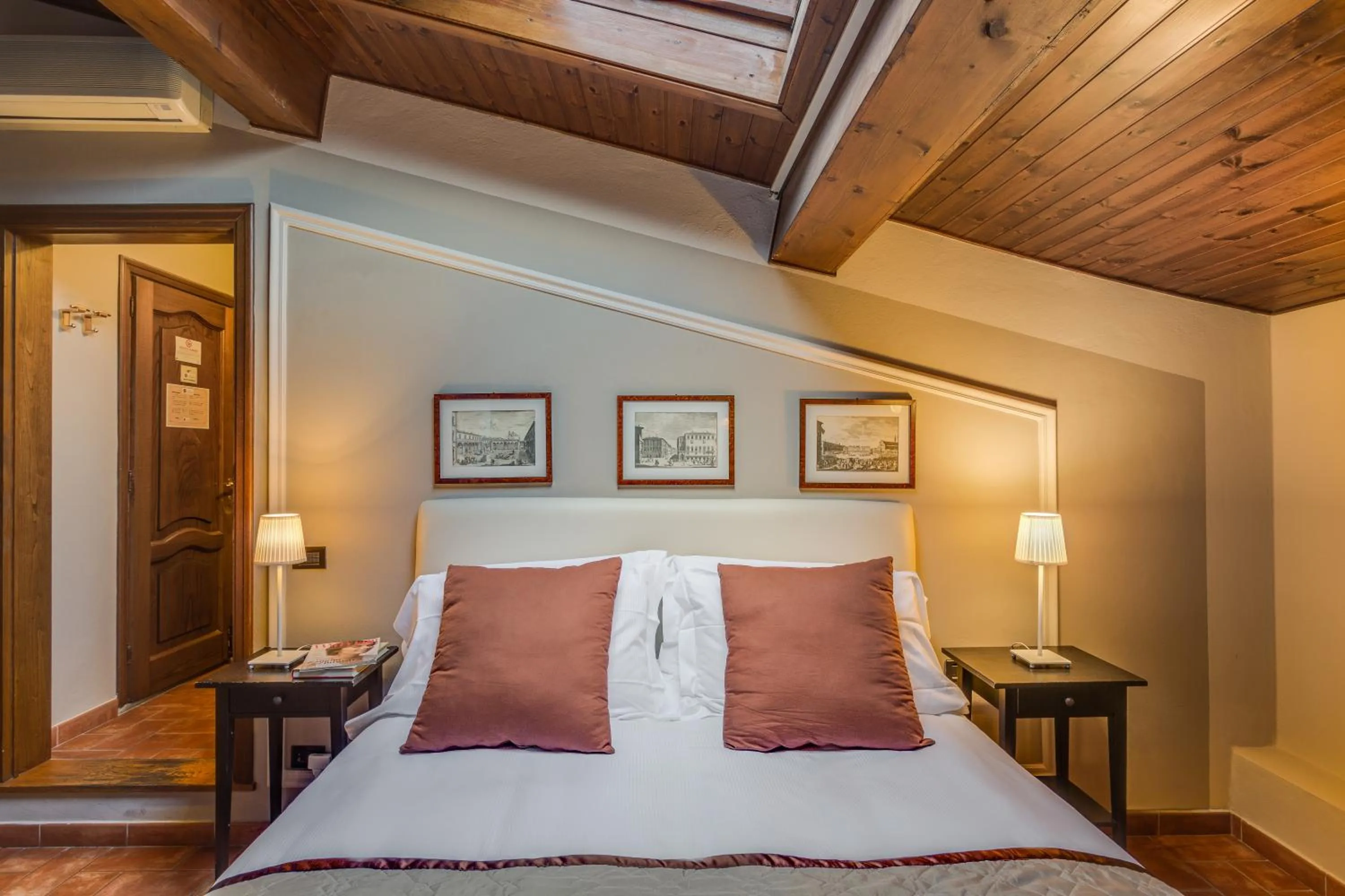 Photo of the whole room, Bed in Locanda Dei Guelfi