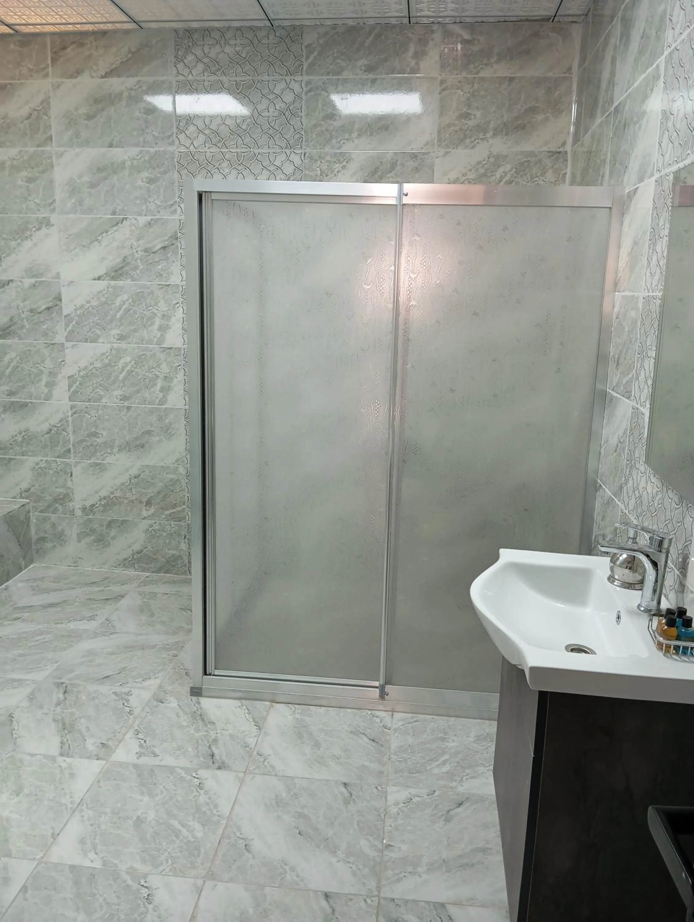 Shower in Aslan Guest House