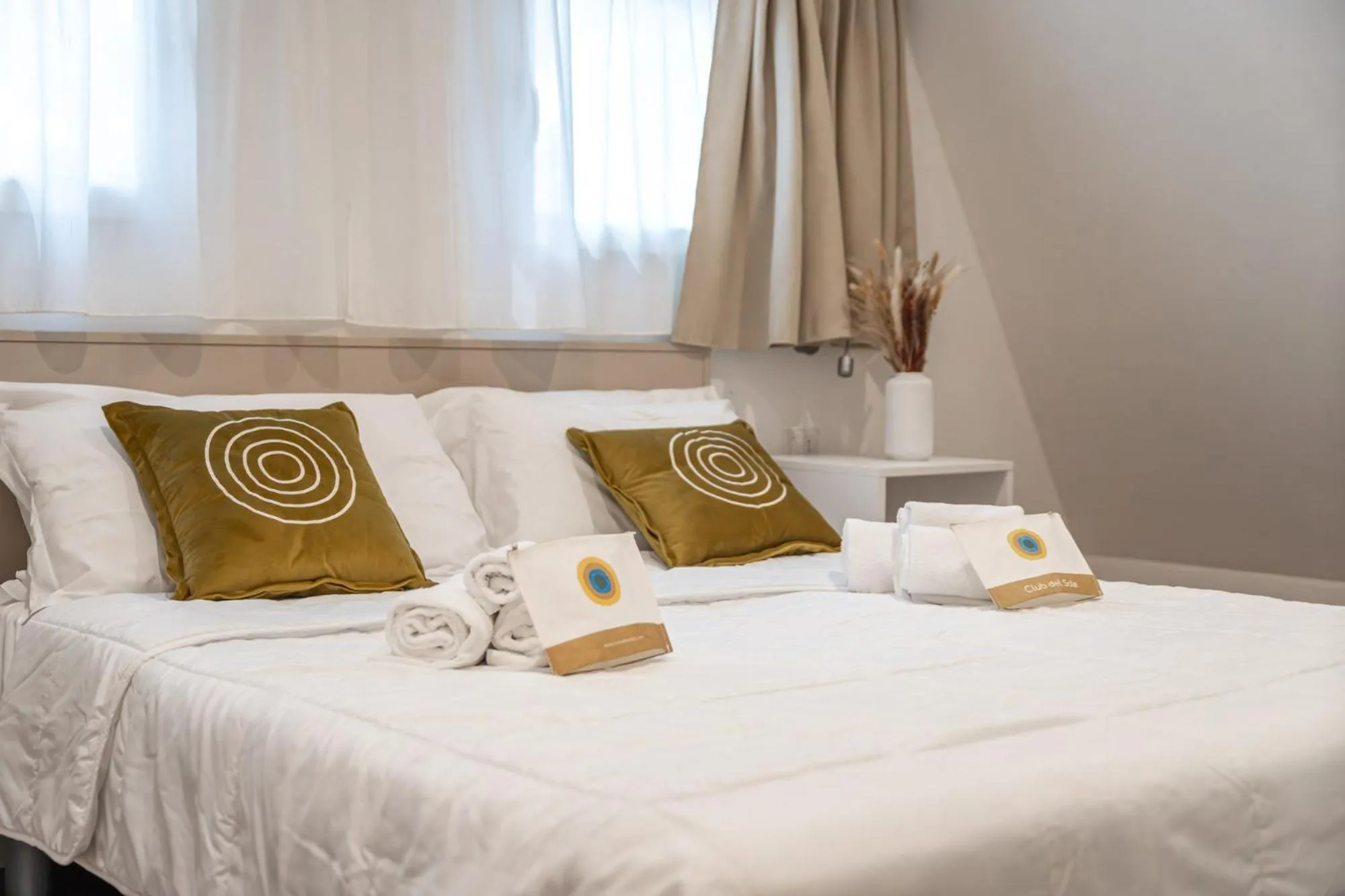 Bedroom, Bed in Club del Sole Spina Family Collection