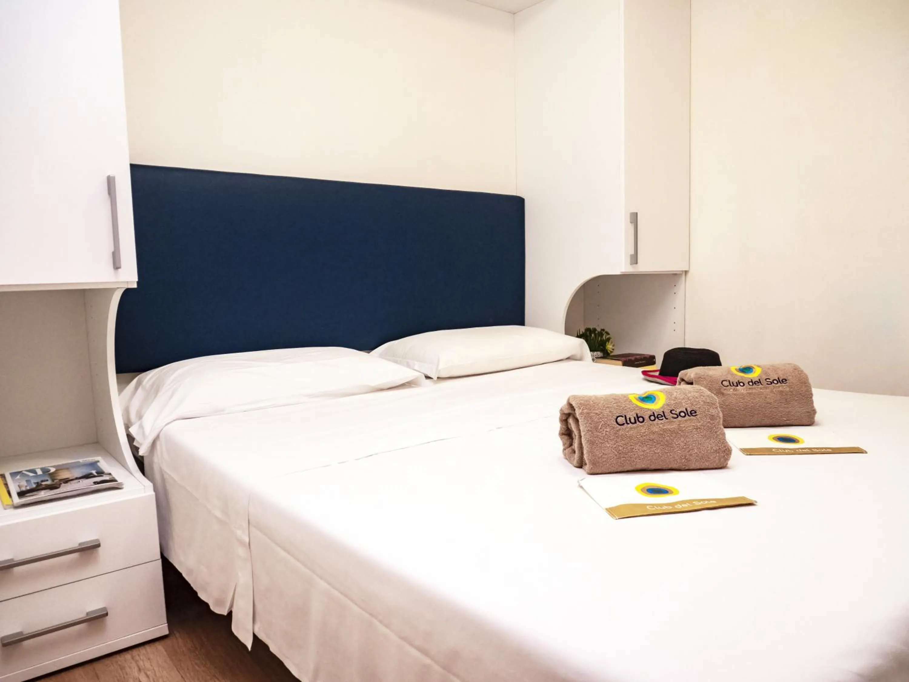 Bedroom, Bed in Club del Sole Spina Family Collection