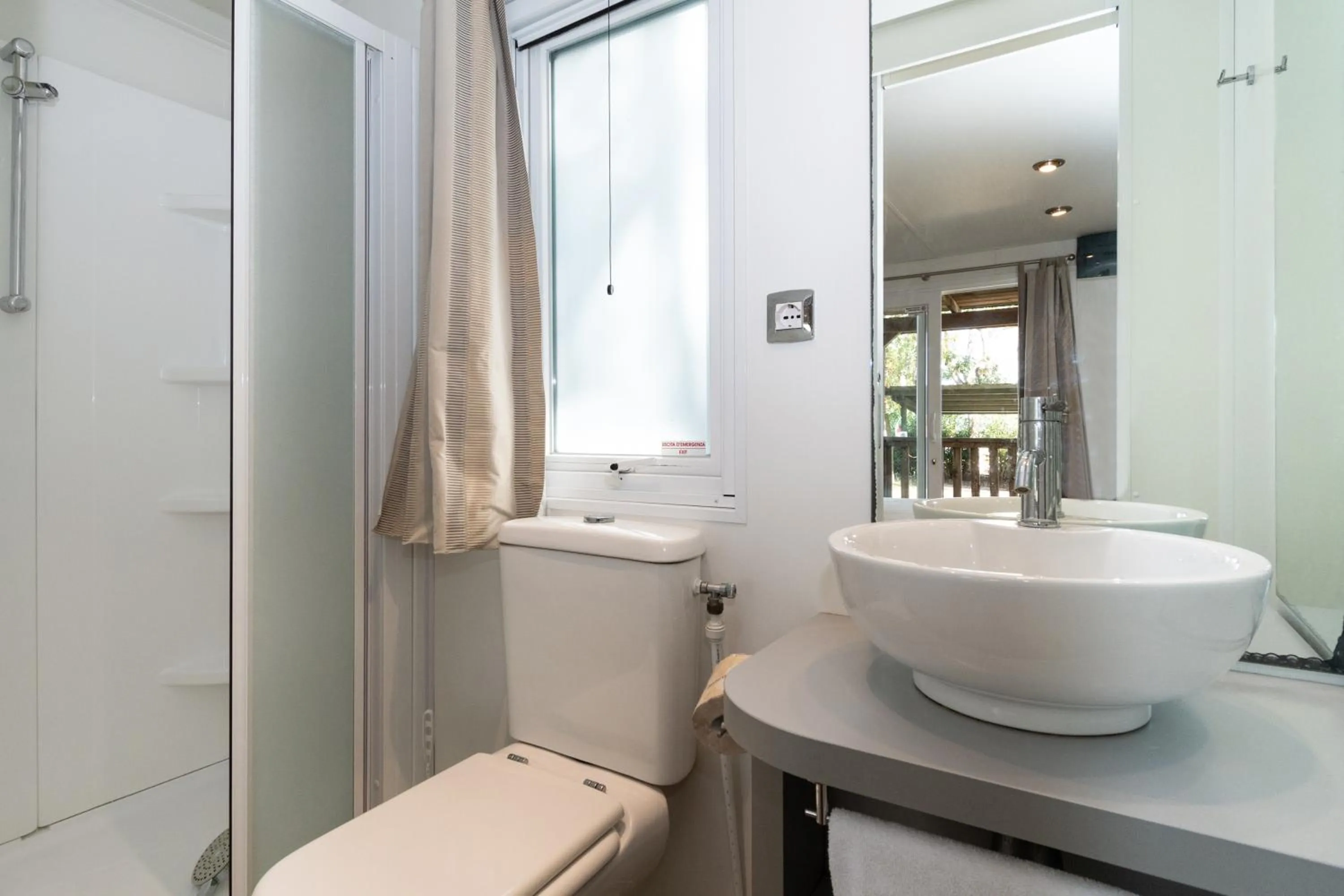 Shower in Club del Sole Spina Family Collection