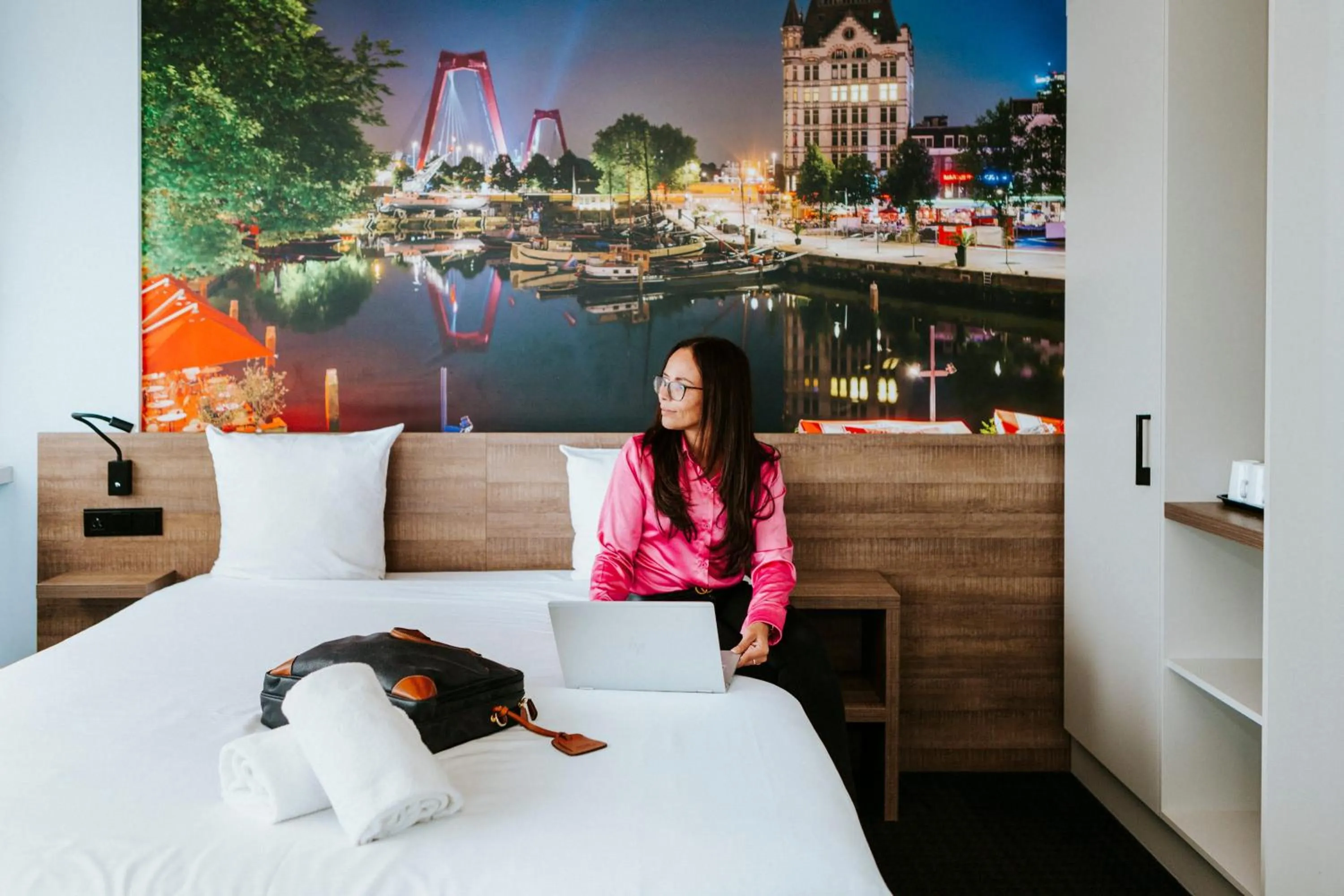 Bed in Rotterdam Teleport Hotel