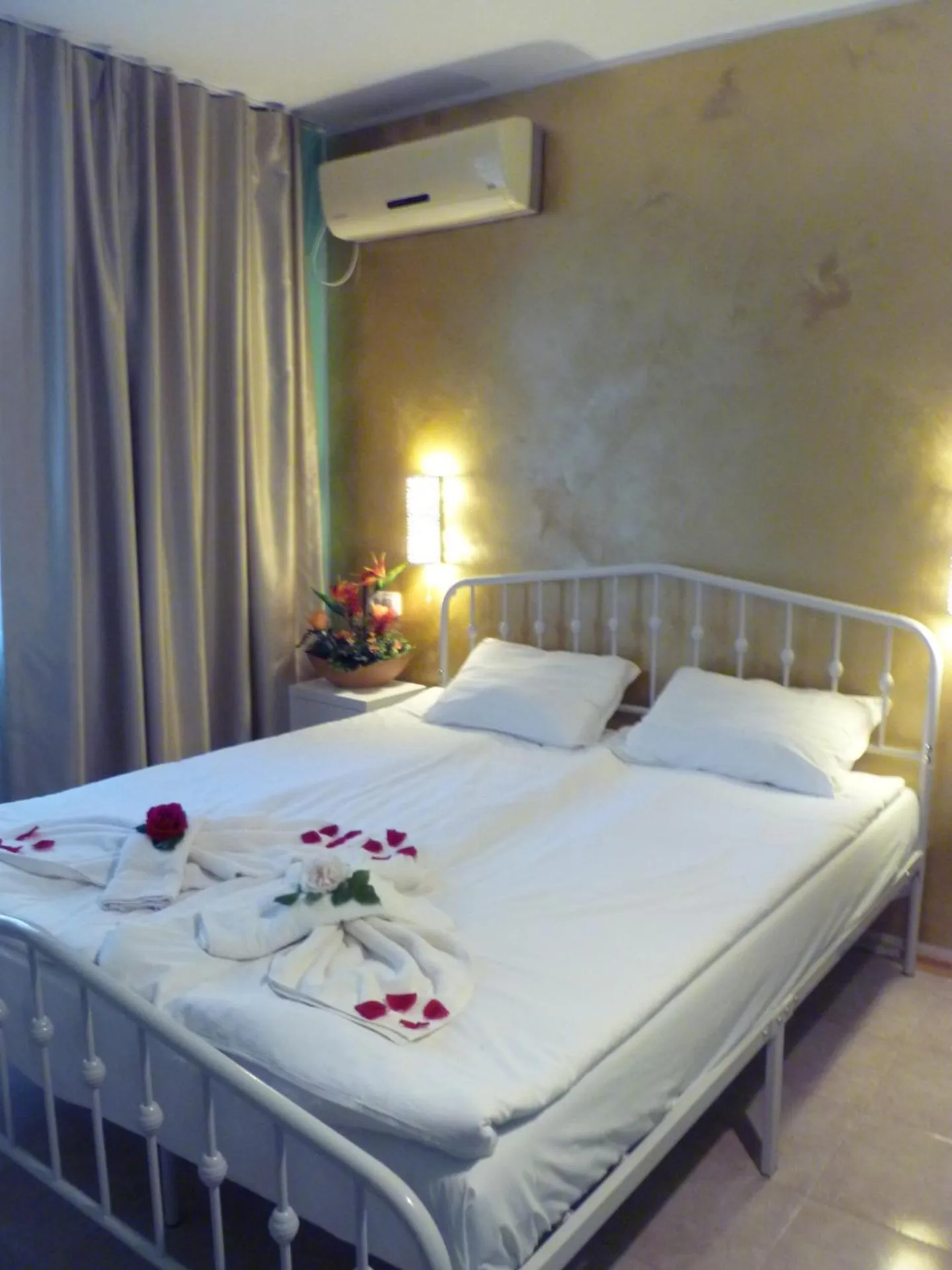 Bed in Apartment Tourist Complex Rose Village