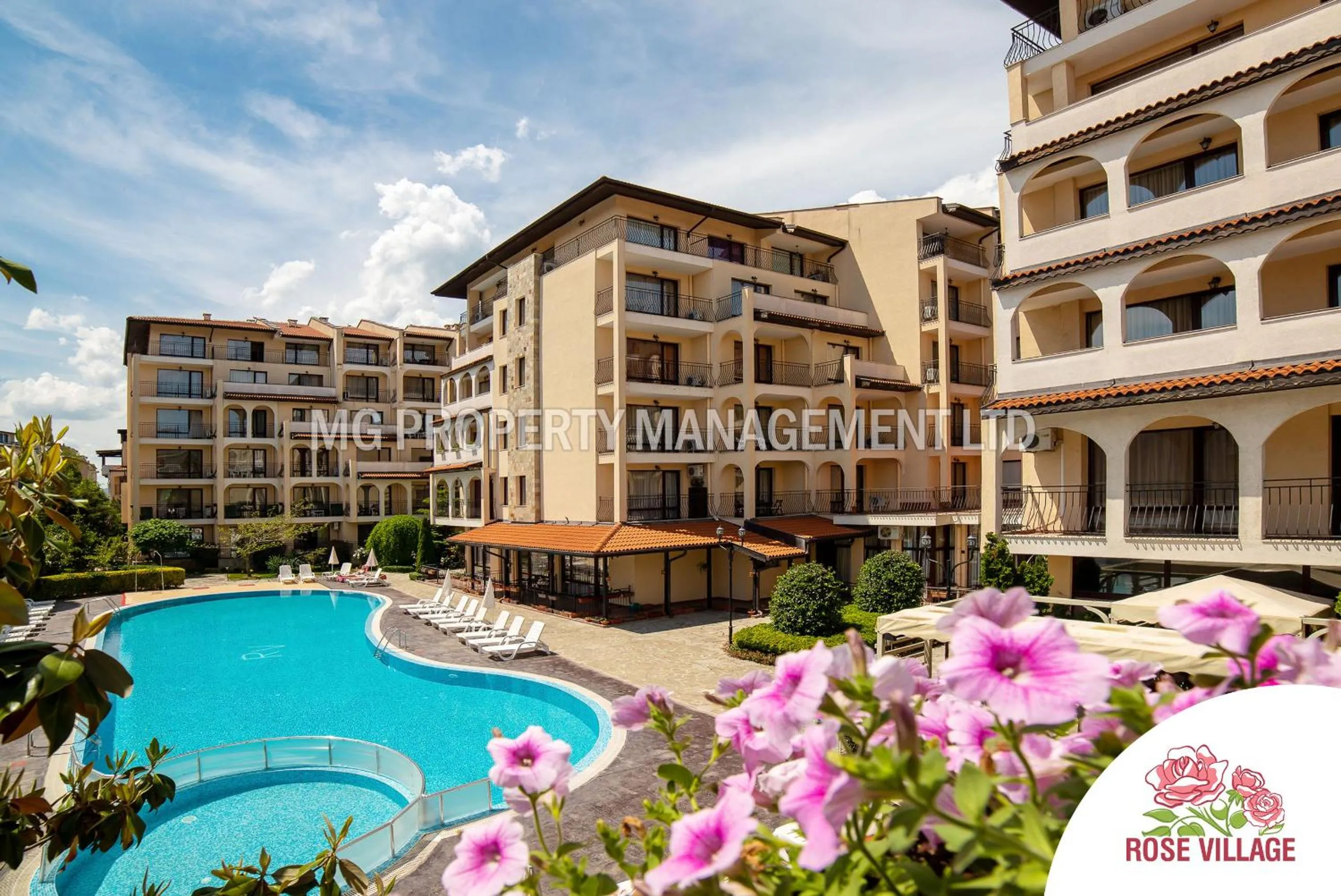 Garden in Apartment Tourist Complex Rose Village