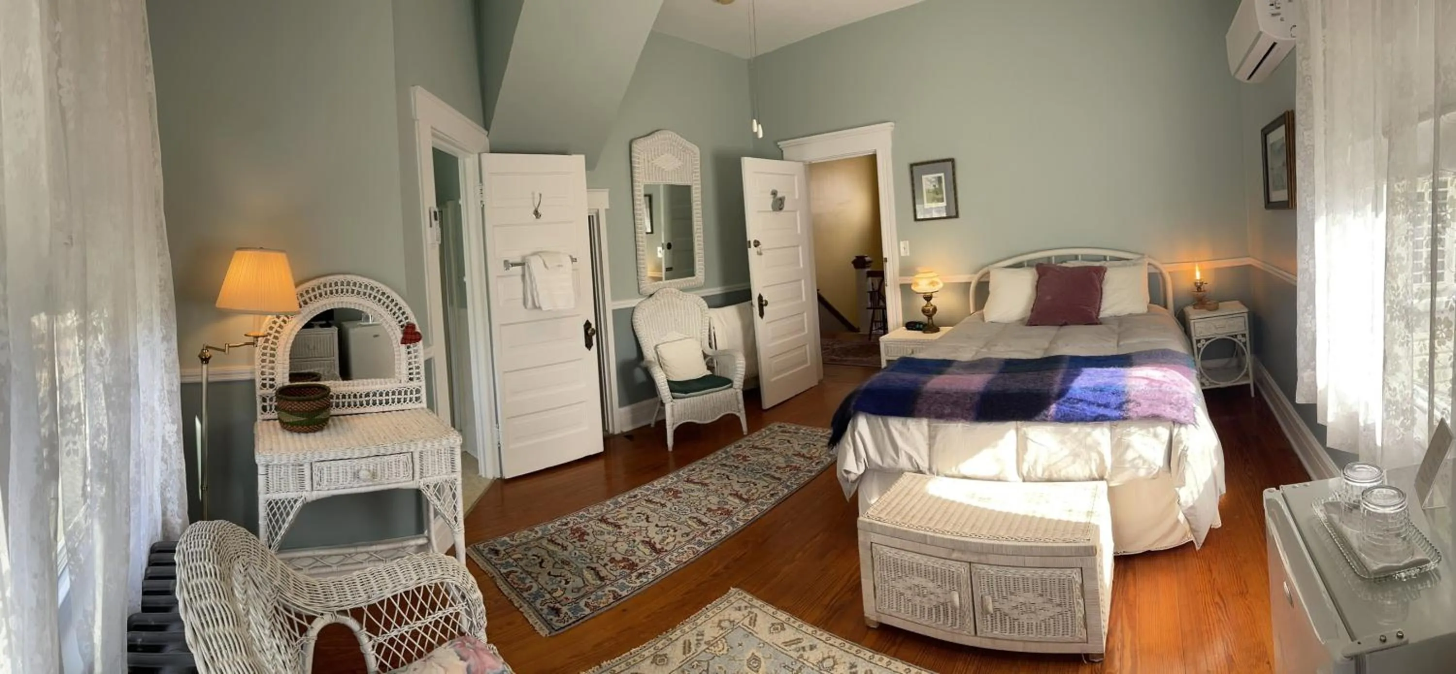 Queen Room in The Grey Swan Inn LLC