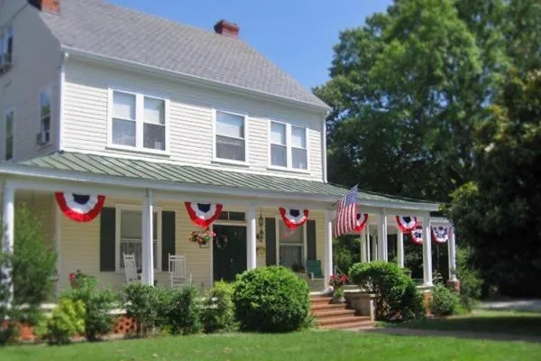 Facade/entrance in The Grey Swan Inn LLC