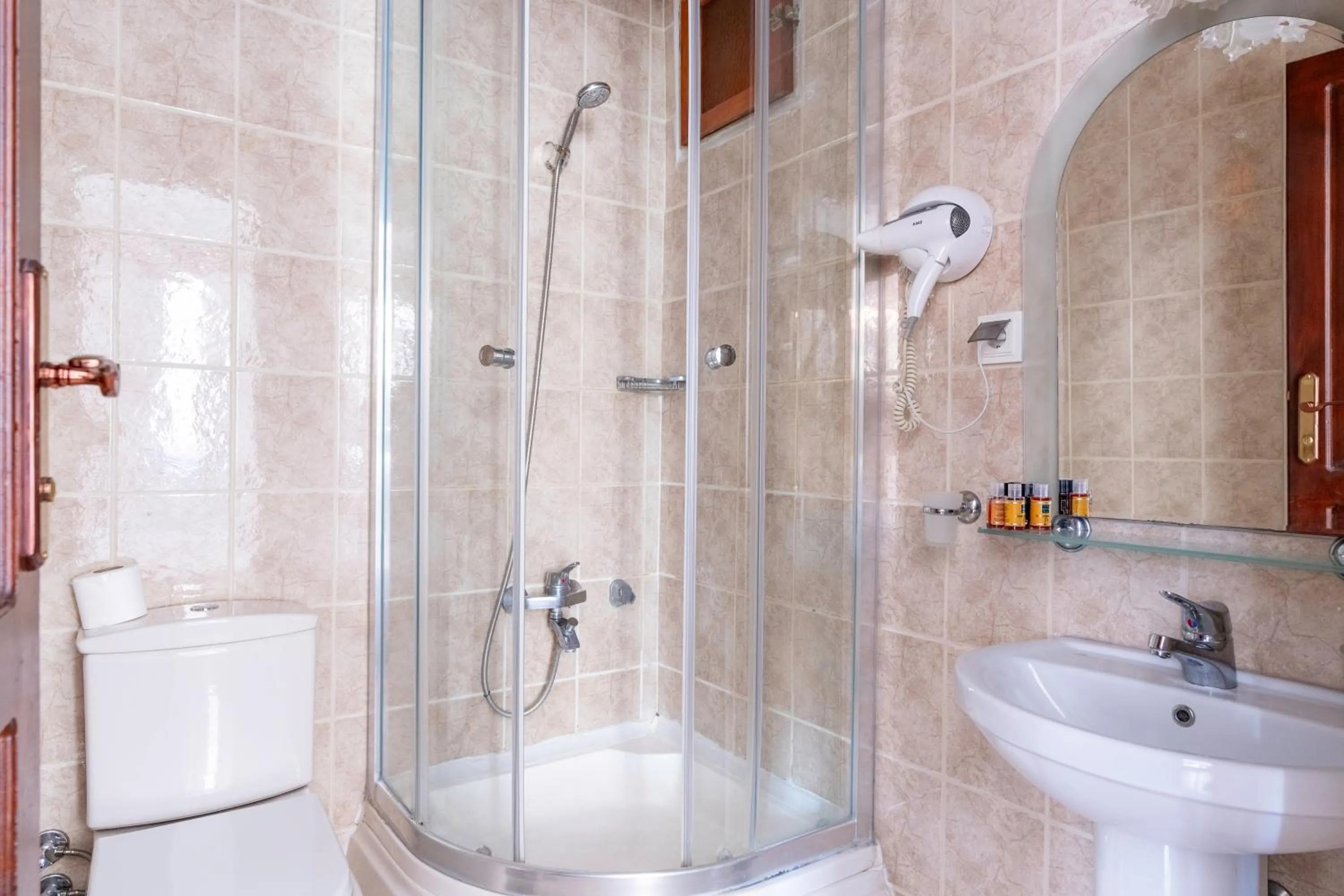 Shower in Atelya Art Hotel