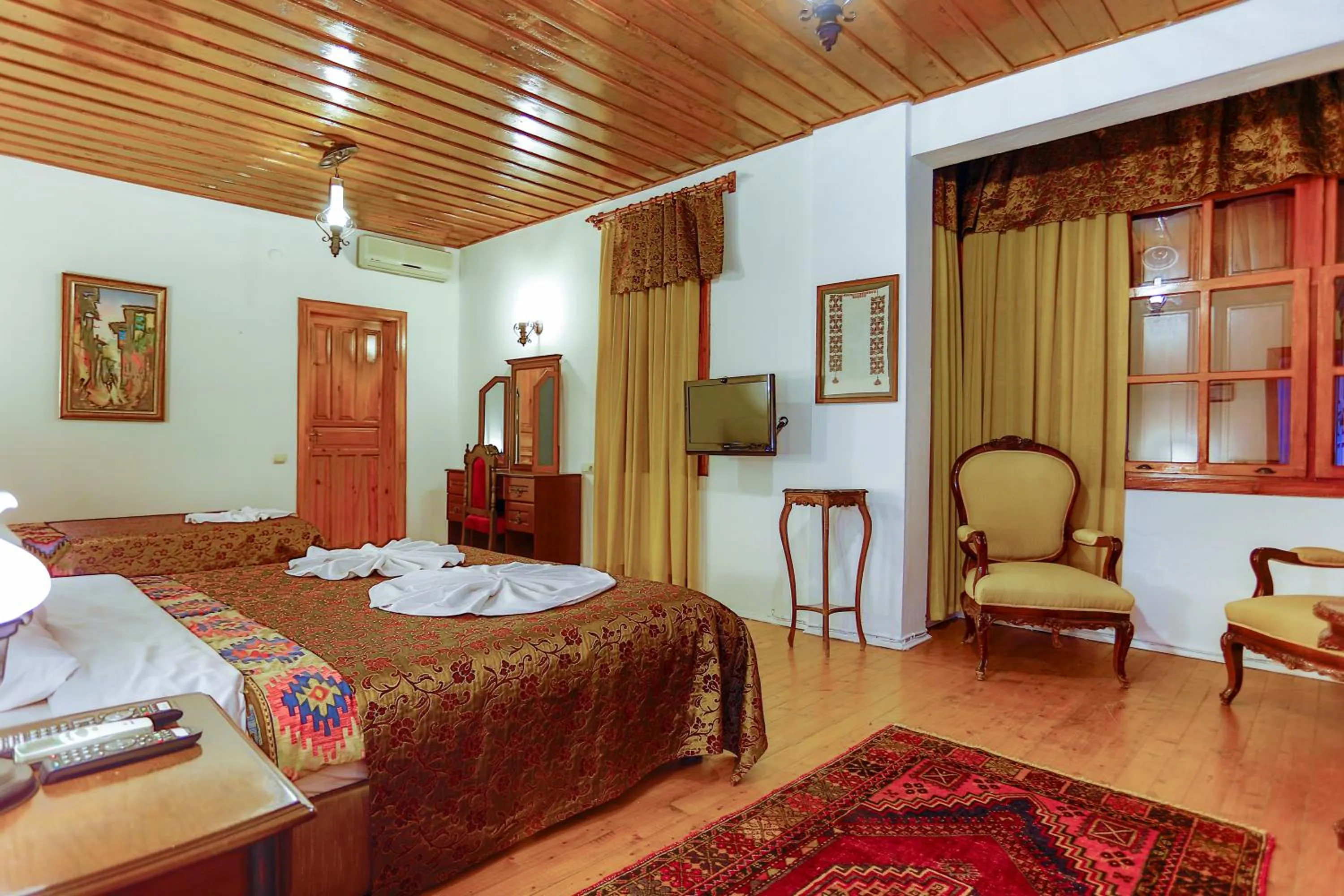 Photo of the whole room, Bed in Atelya Art Hotel