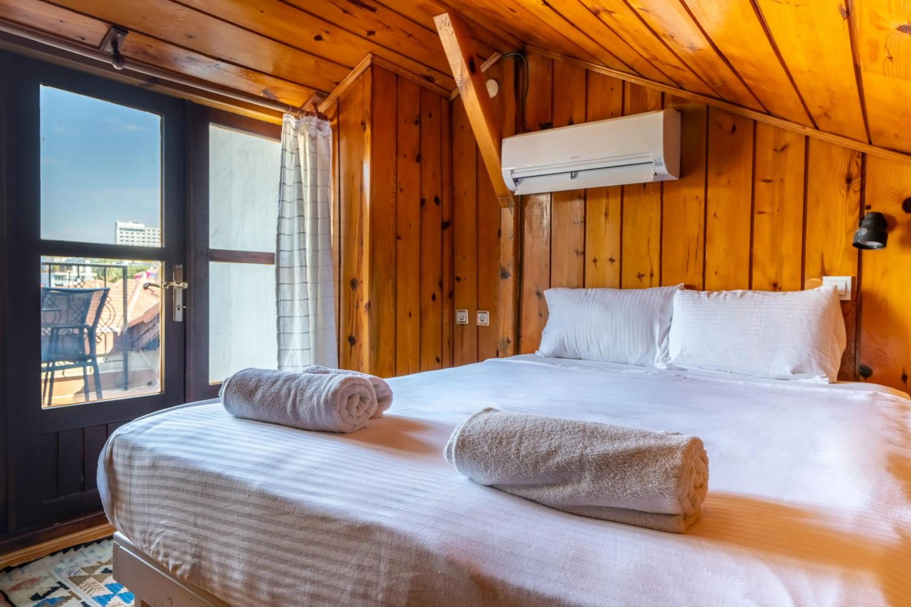 Bed in Atelya Art Hotel