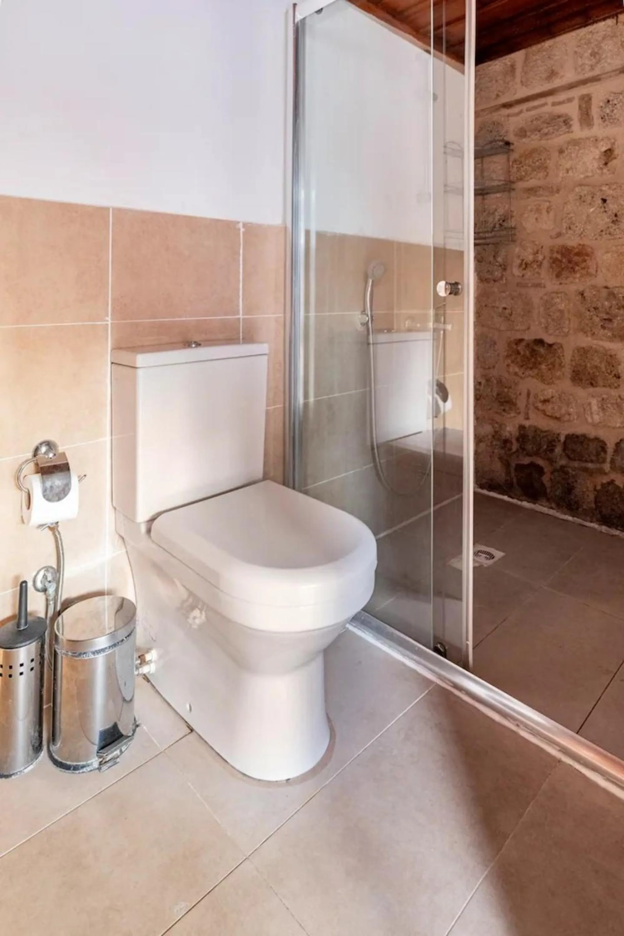 Shower in Atelya Art Hotel