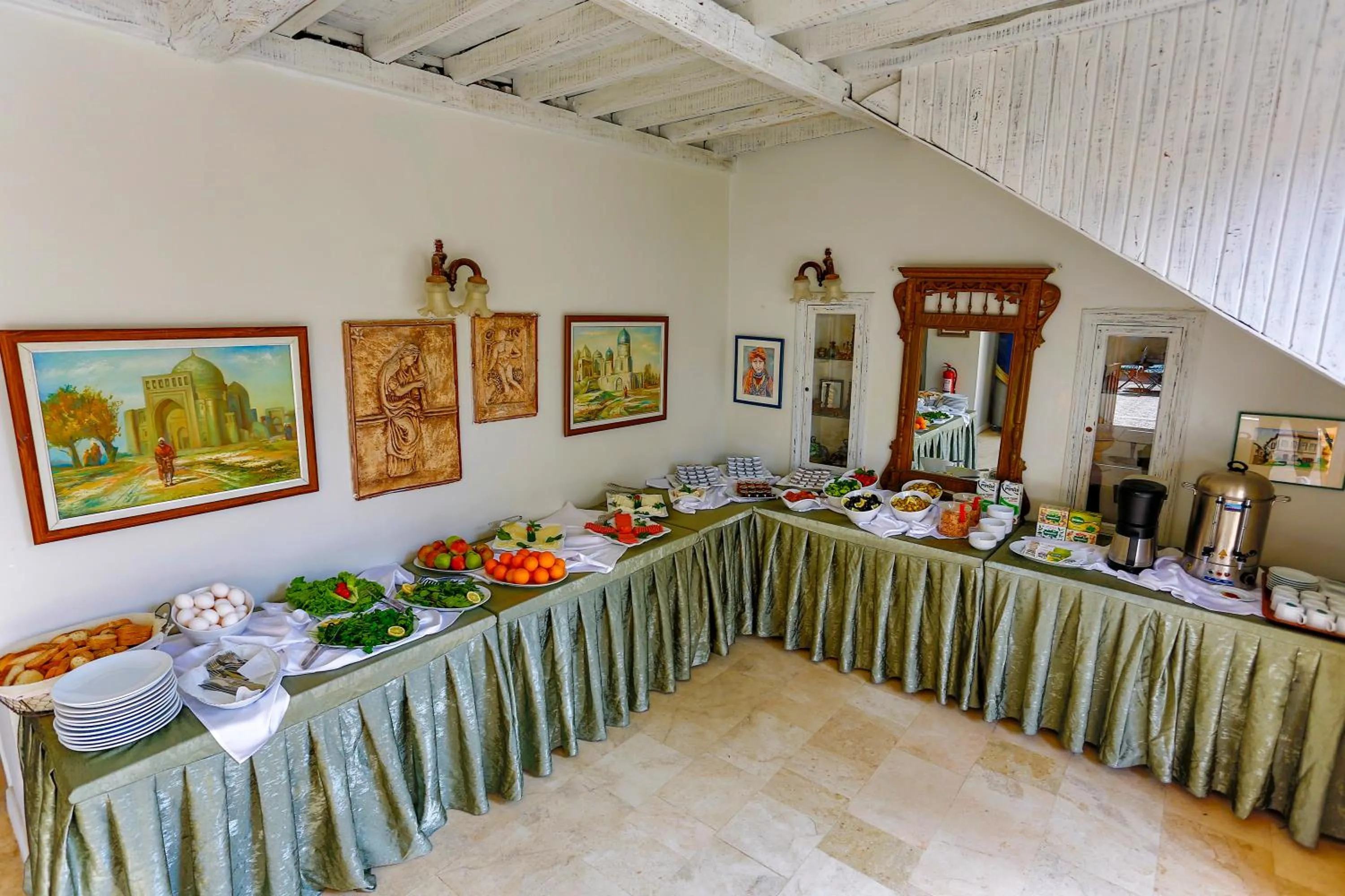 Food and drinks in Atelya Art Hotel