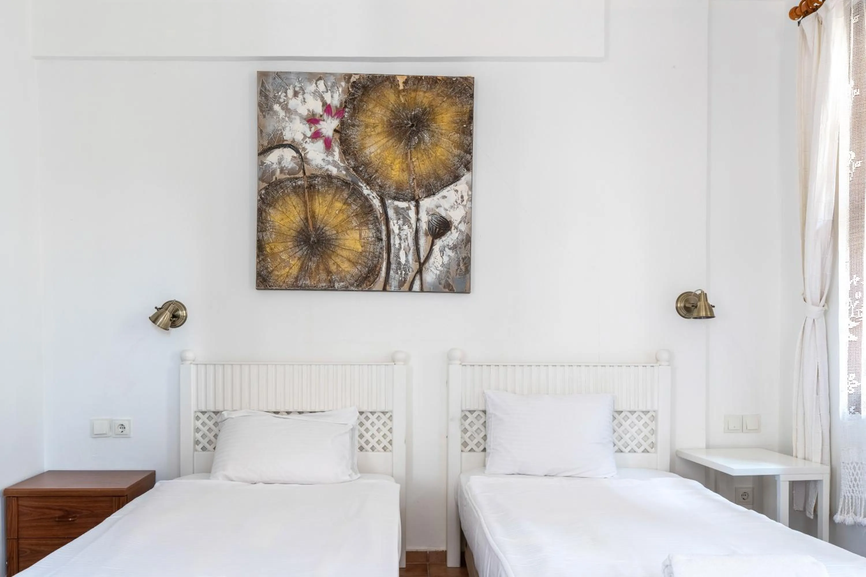 Bed in Atelya Art Hotel