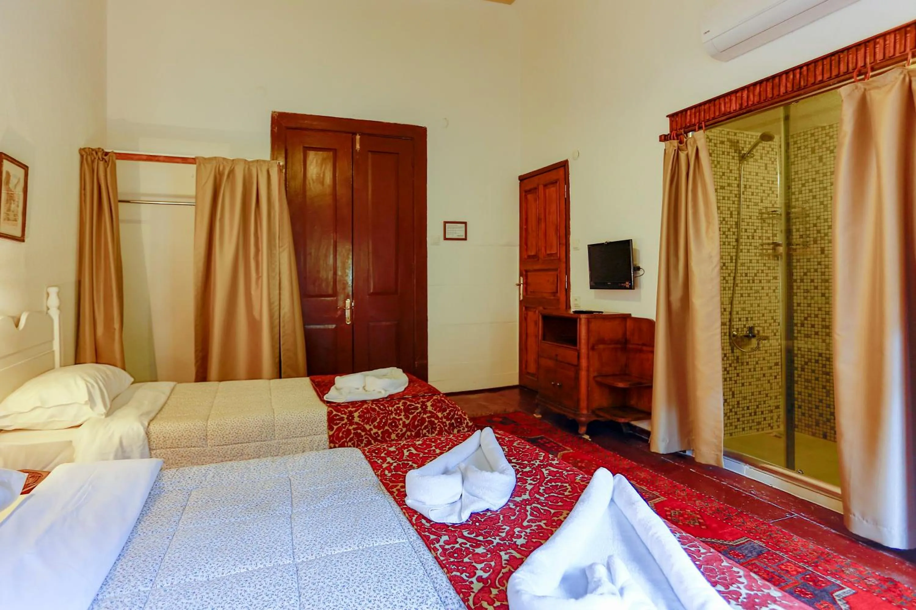 Bed in Atelya Art Hotel