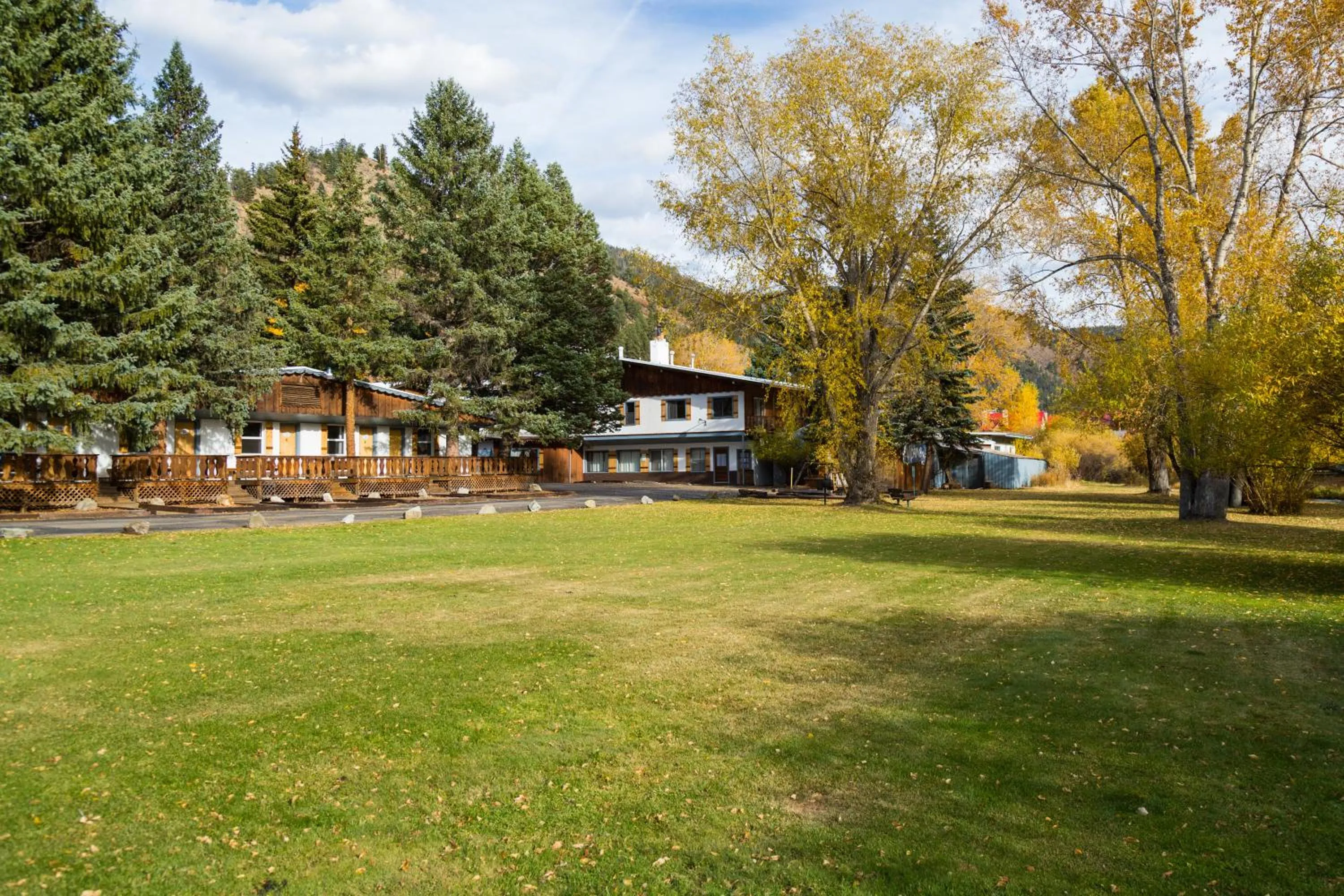 Property building in Alpine Lodge Red River