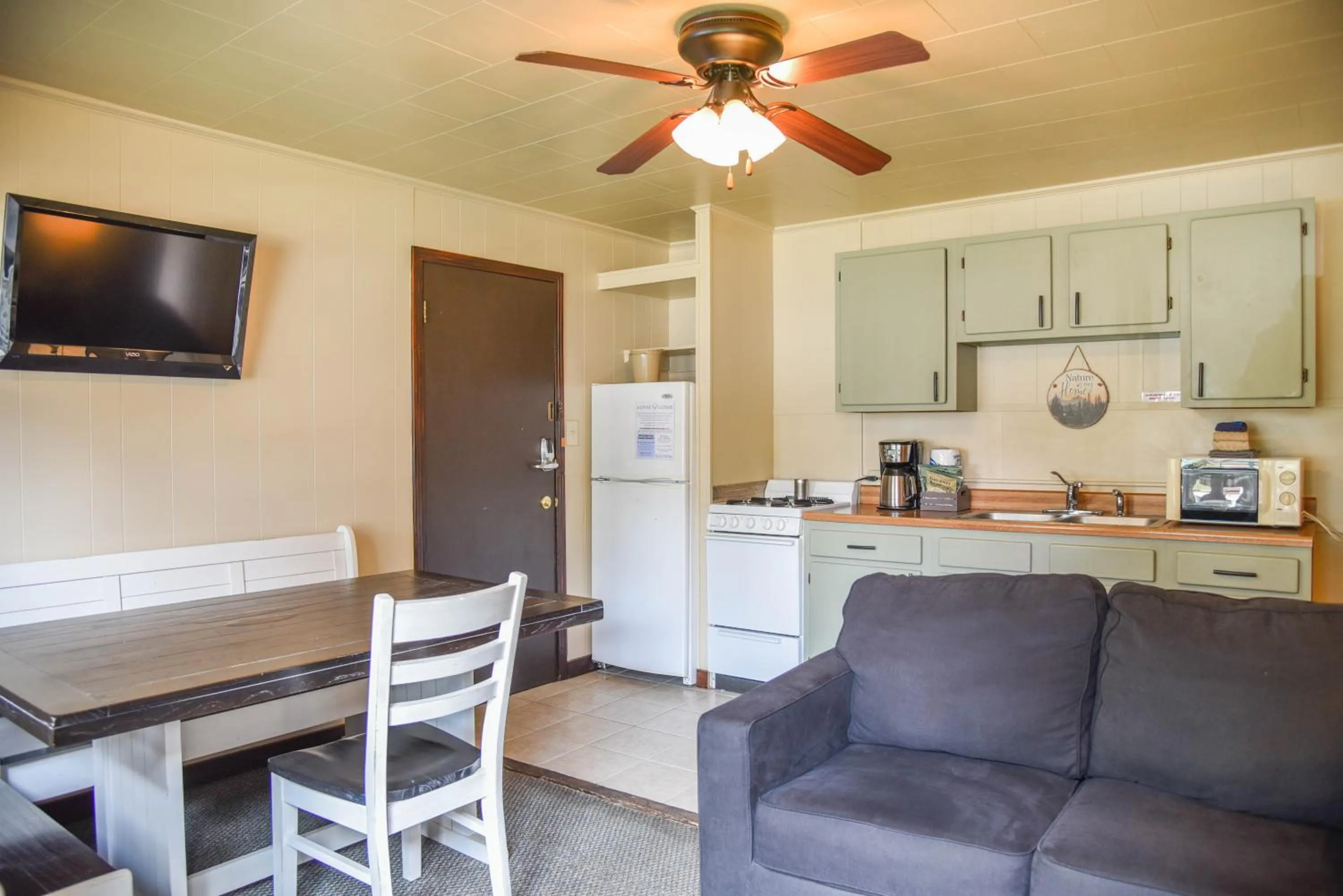 Kitchen or kitchenette in Alpine Lodge Red River
