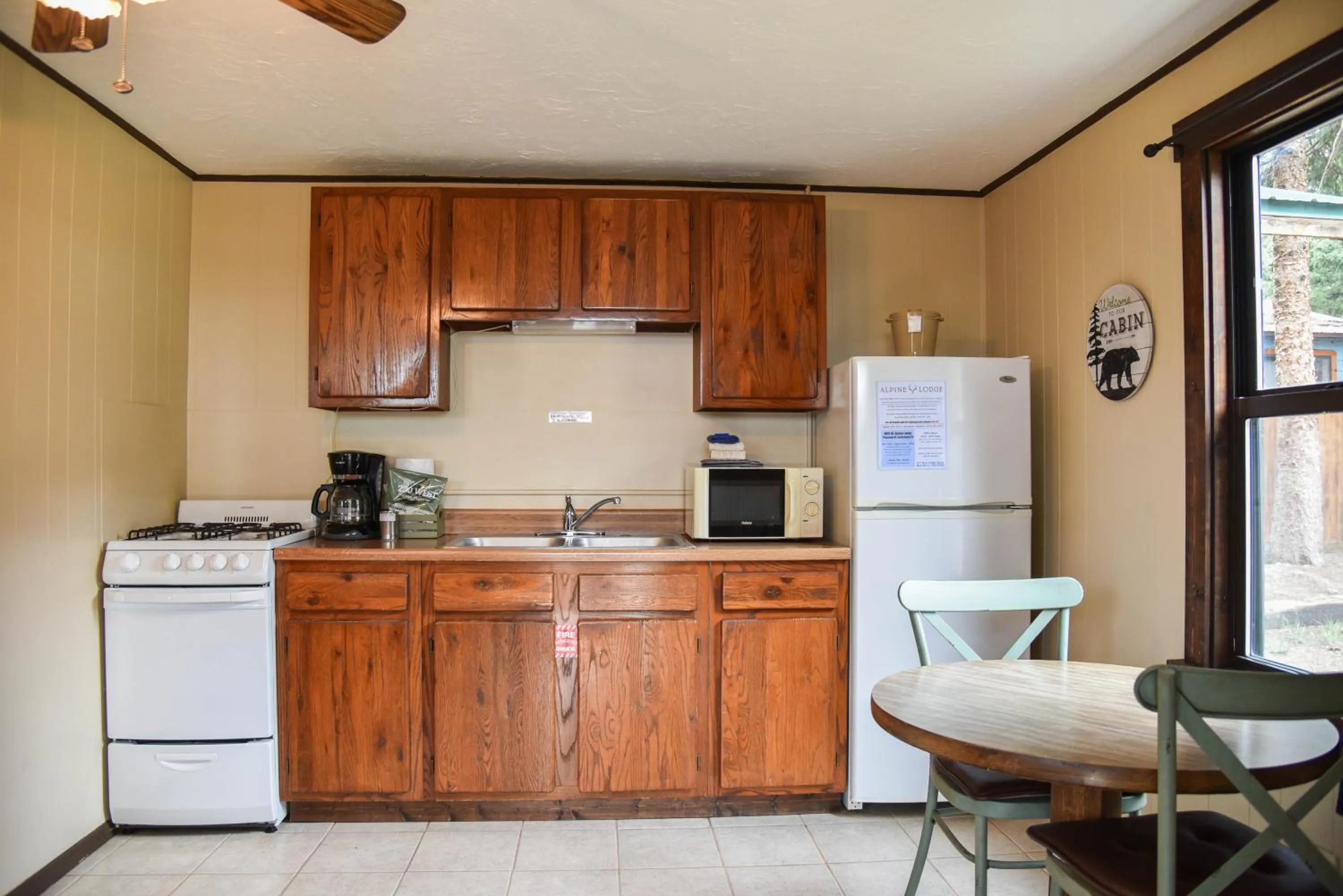 Kitchen or kitchenette in Alpine Lodge Red River