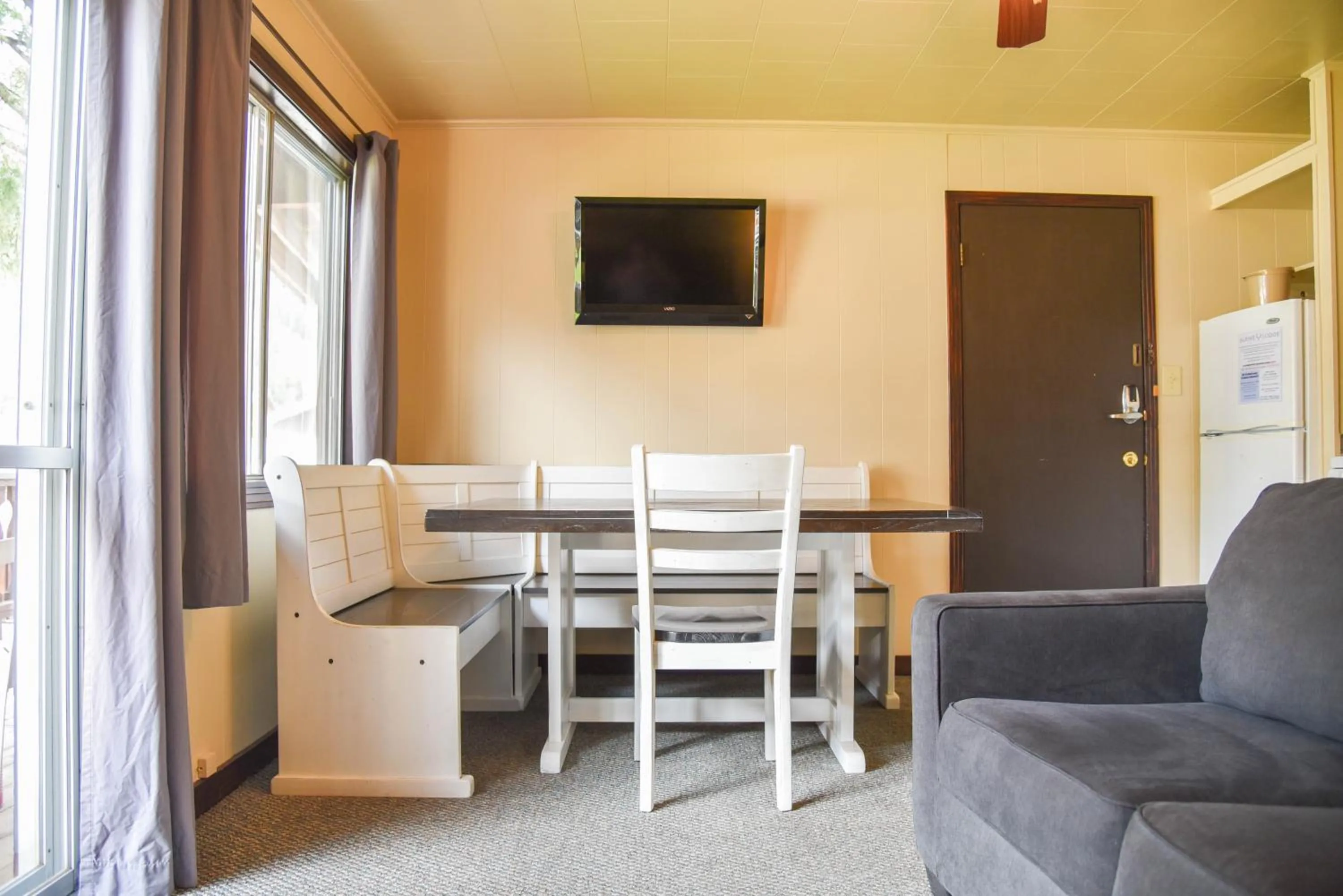 Communal lounge/ TV room in Alpine Lodge Red River