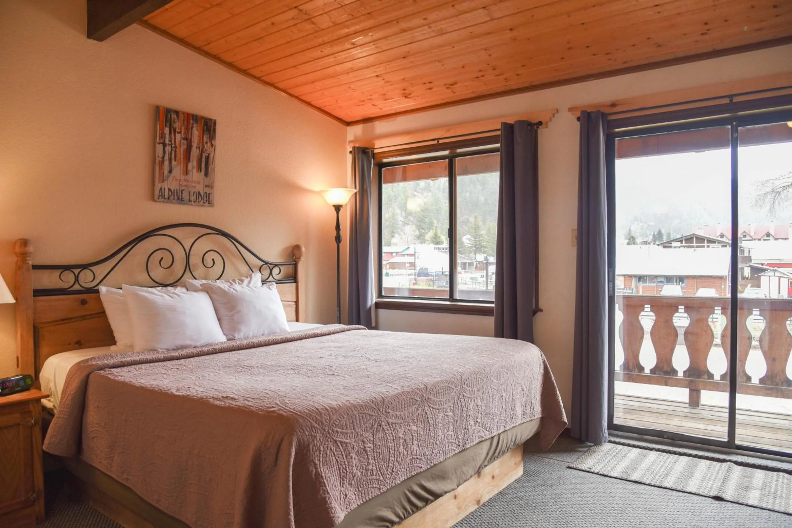 Bed in Alpine Lodge Red River