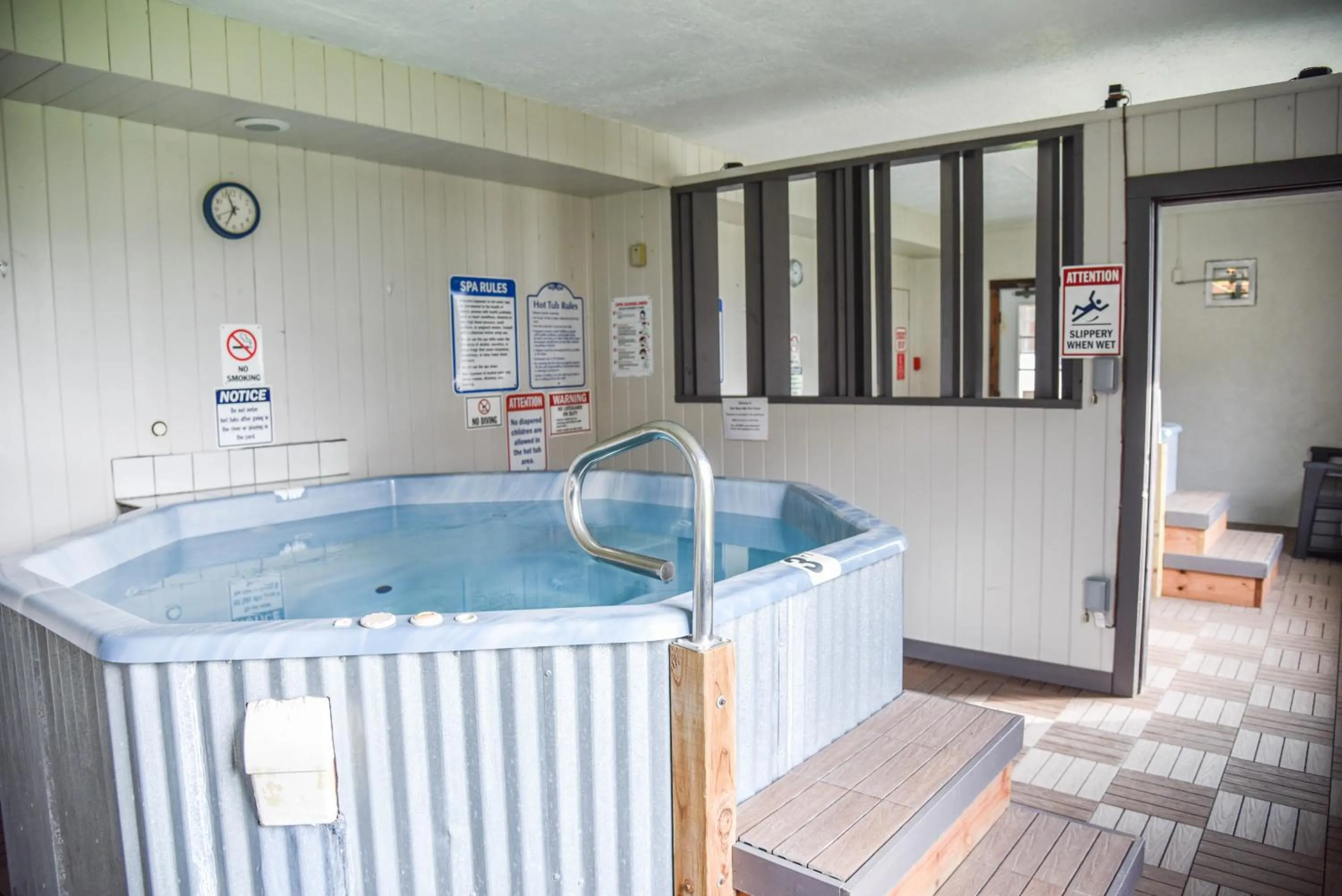 Hot Tub in Alpine Lodge Red River