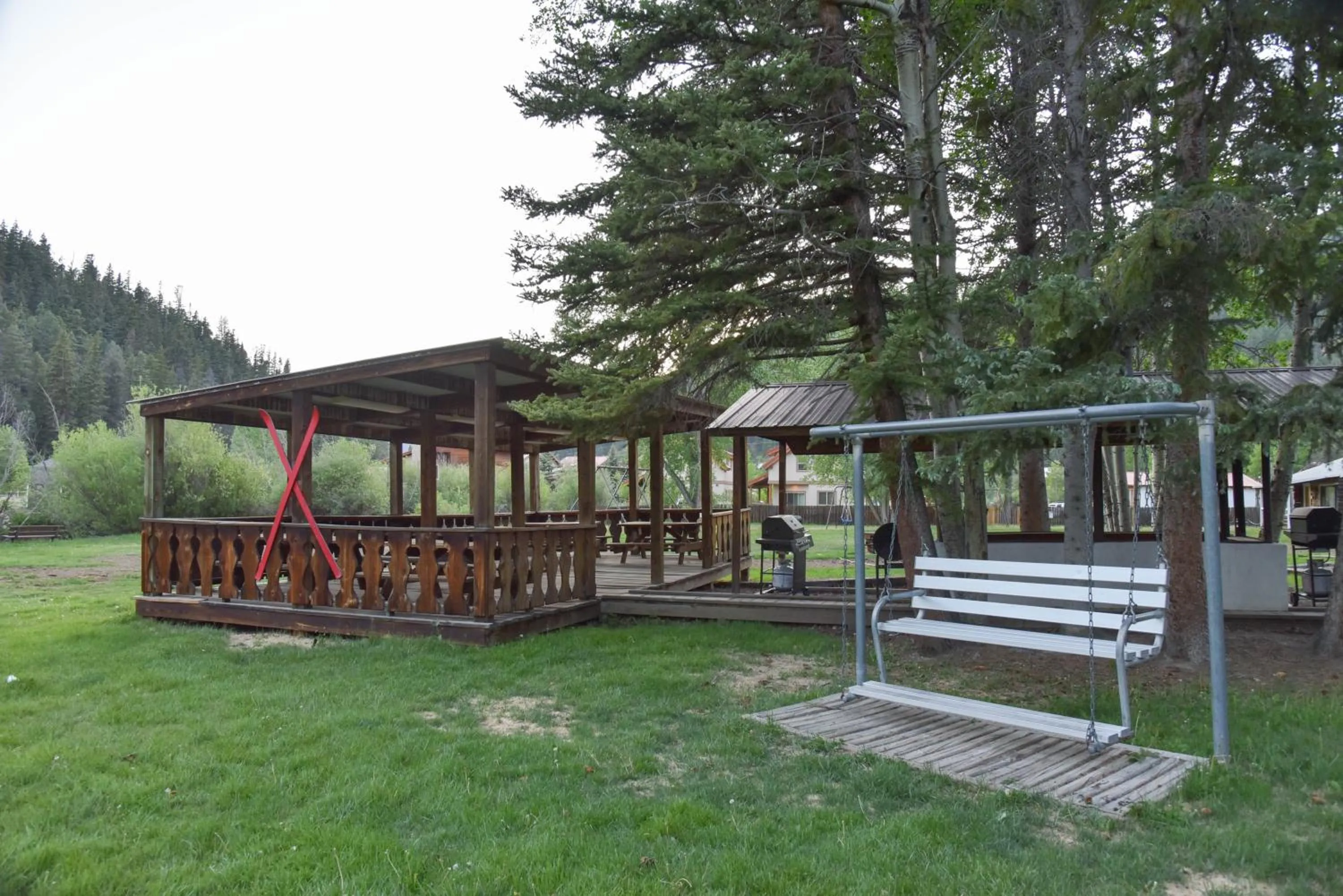 Dining area in Alpine Lodge Red River