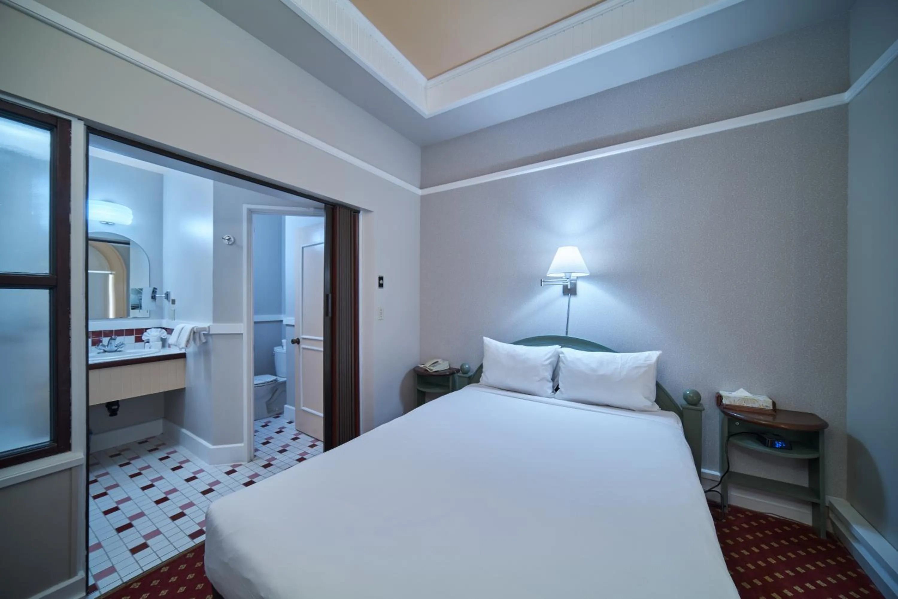 Bedroom, Bed in The Bedford Regency Hotel