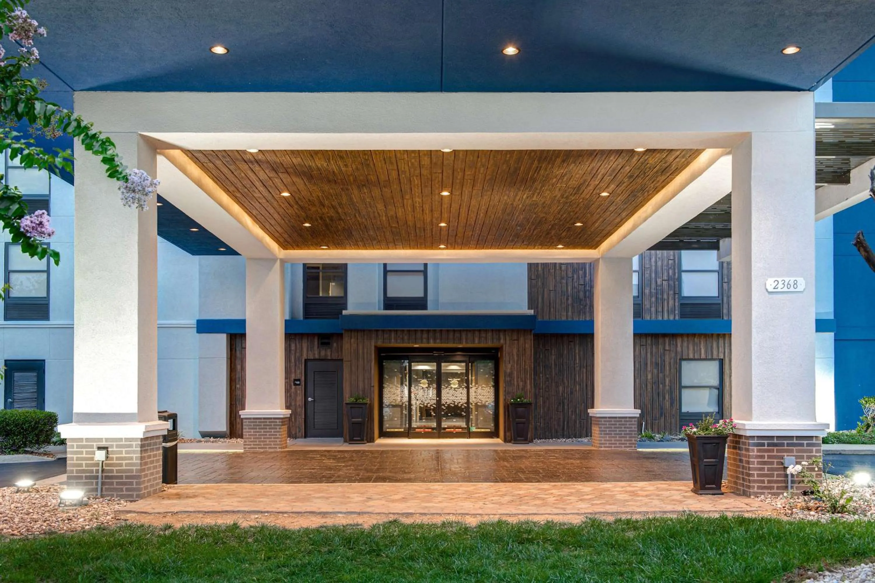 Property building in Hampton Inn Charlotte Monroe