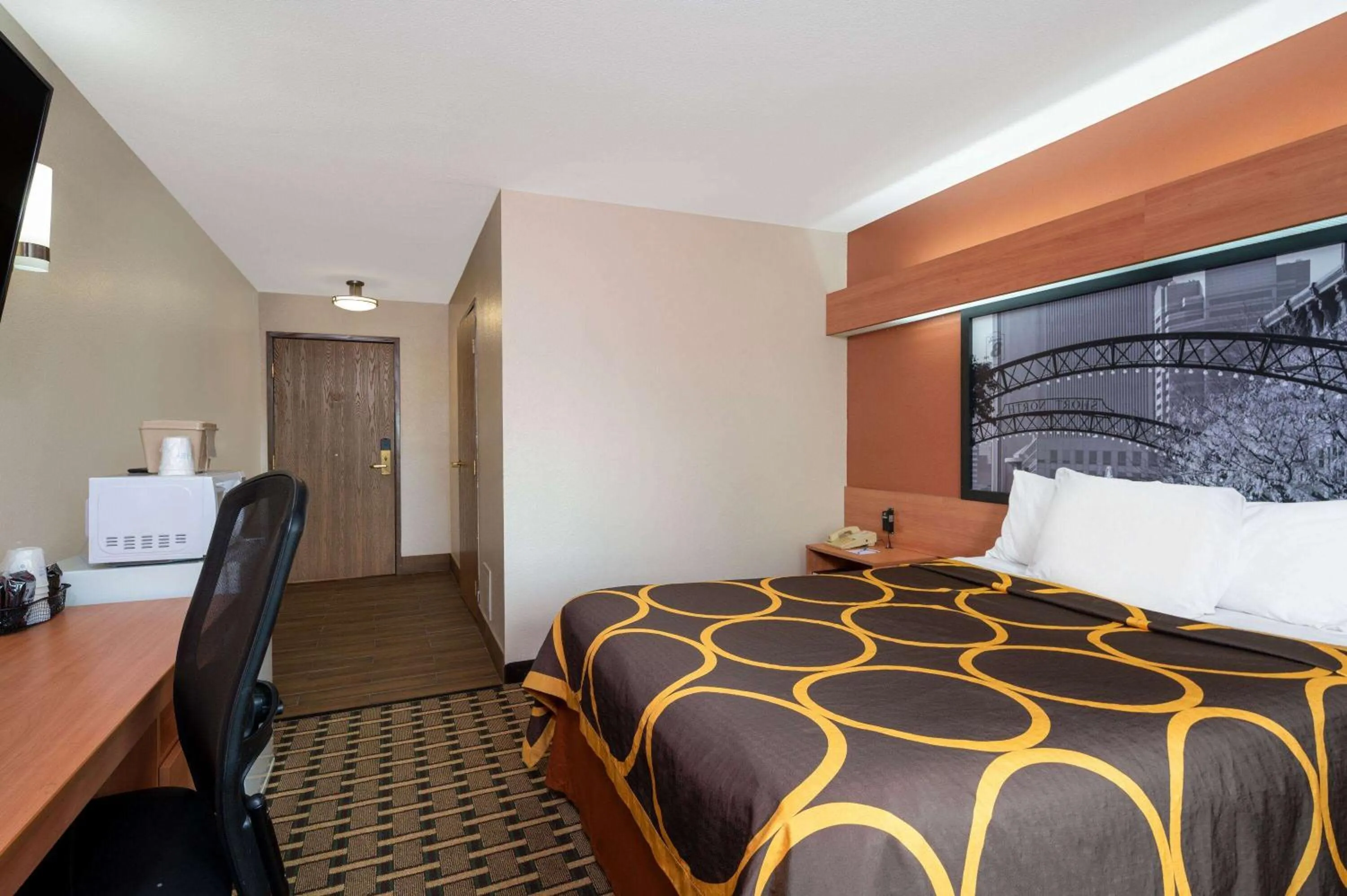 Photo of the whole room, Bed in Super 8 by Wyndham Columbus West