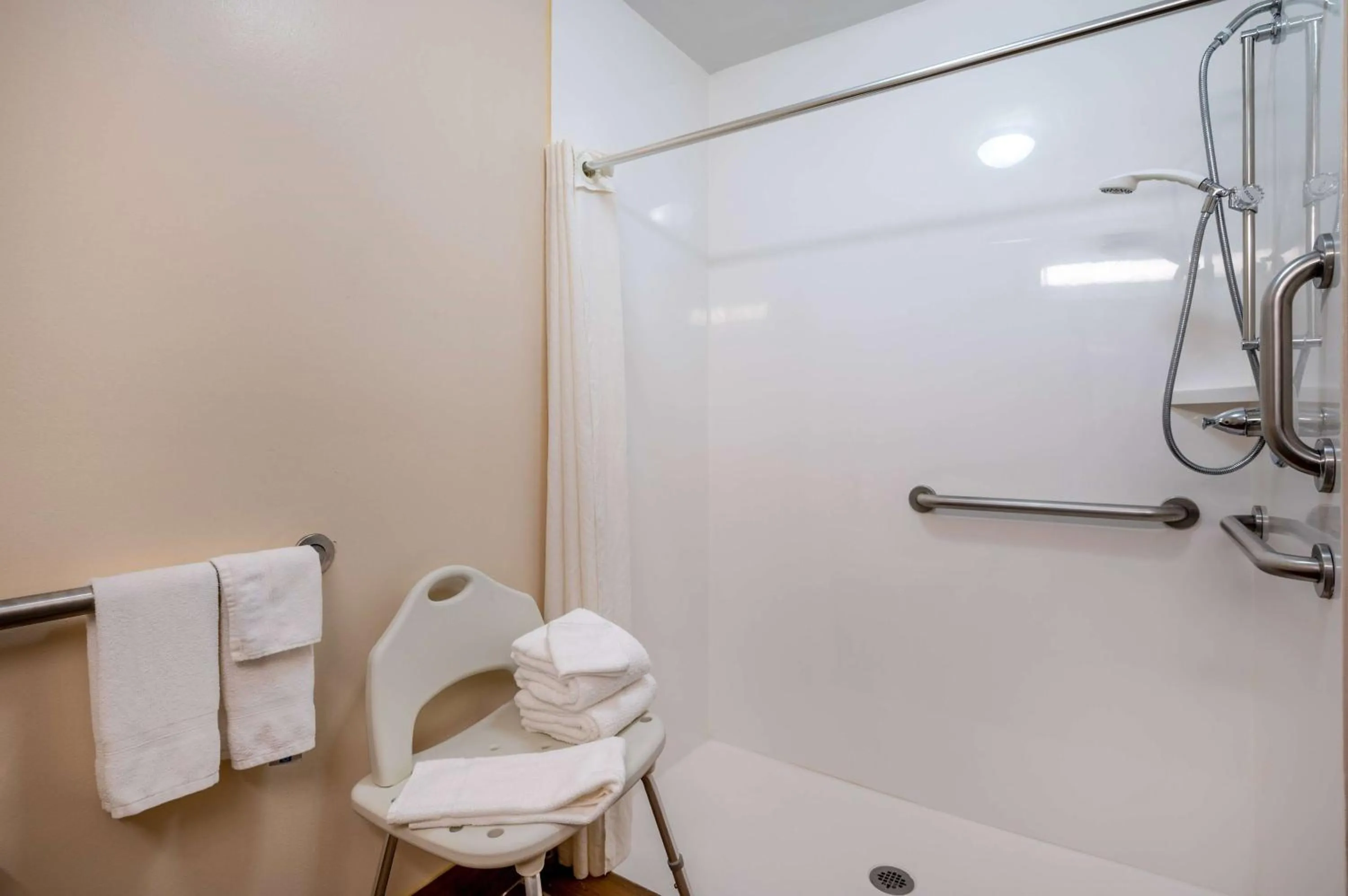 Shower in Super 8 by Wyndham Columbus West