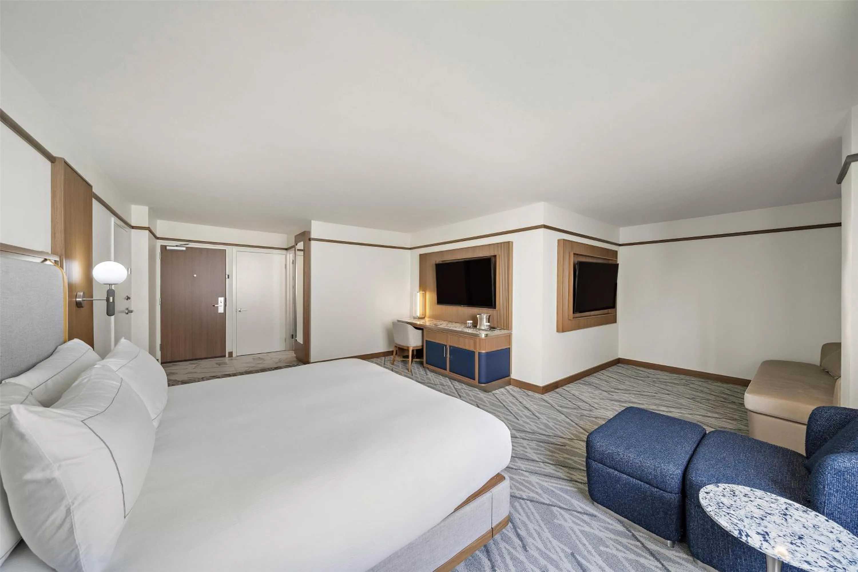 Bed in Hilton College Station & Conference Center