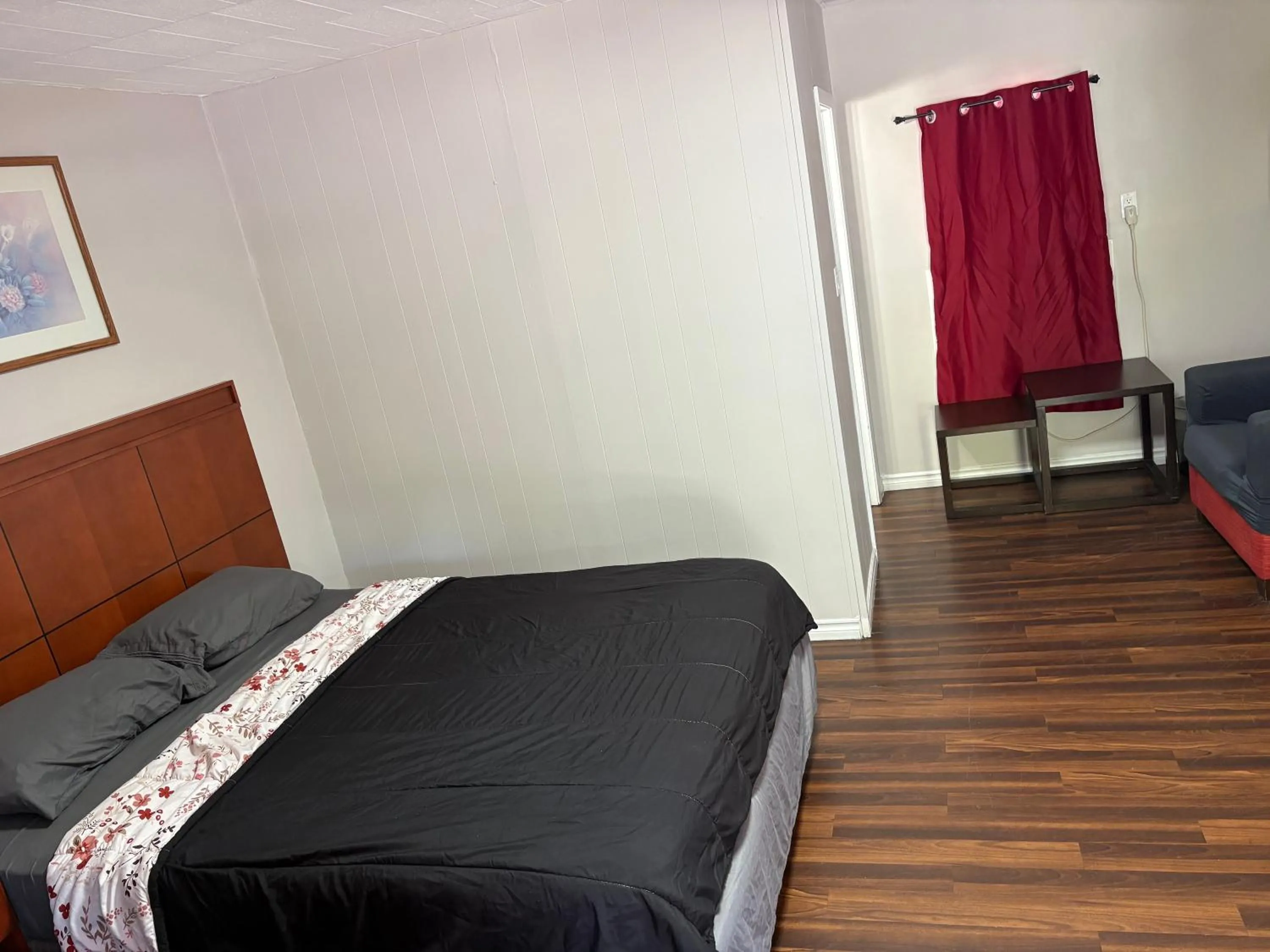 Photo of the whole room, Bed in Advance Inn