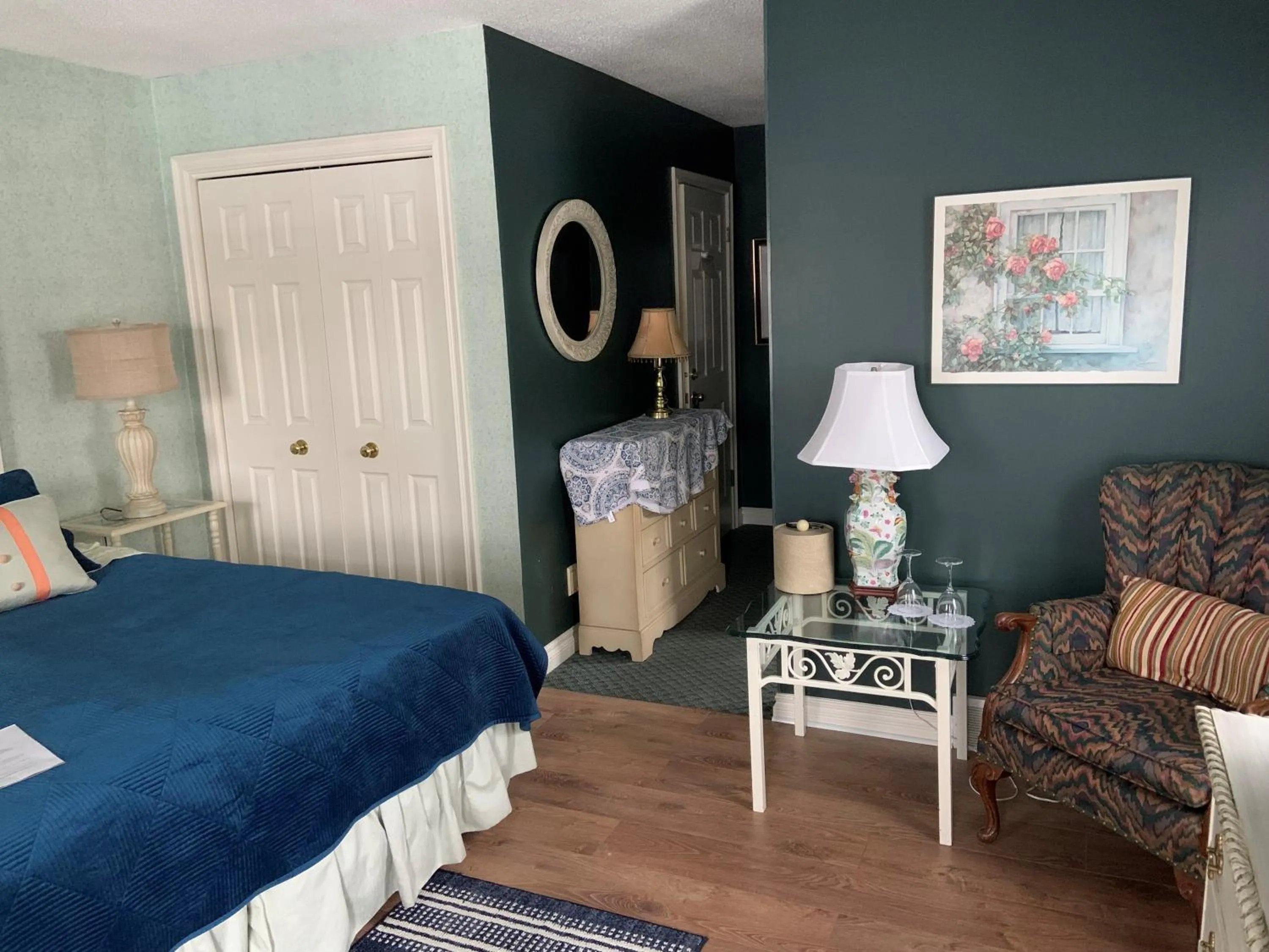 Bedroom, Bed in WeatherPine Inn