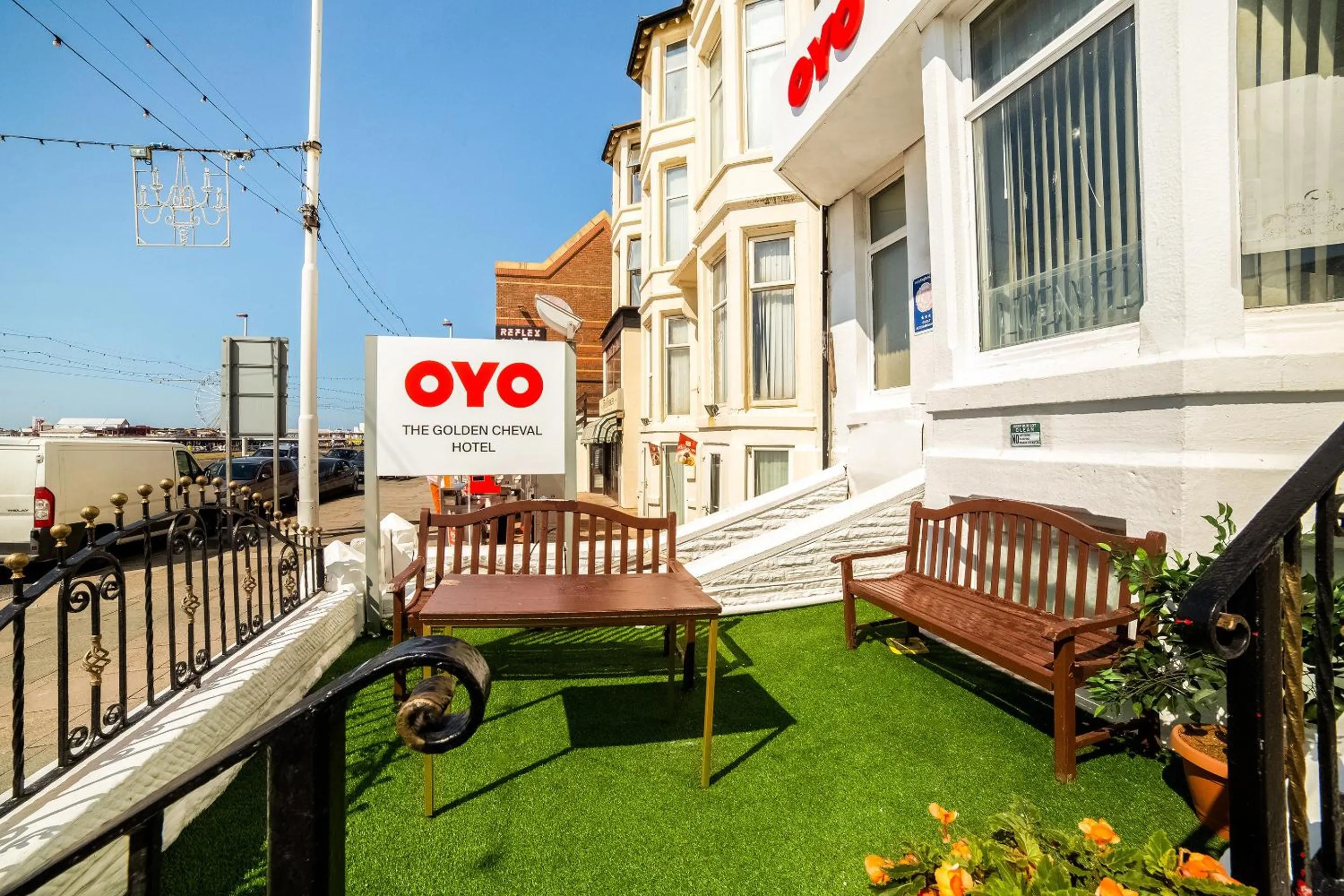 Facade/entrance in OYO The Golden Cheval Hotel