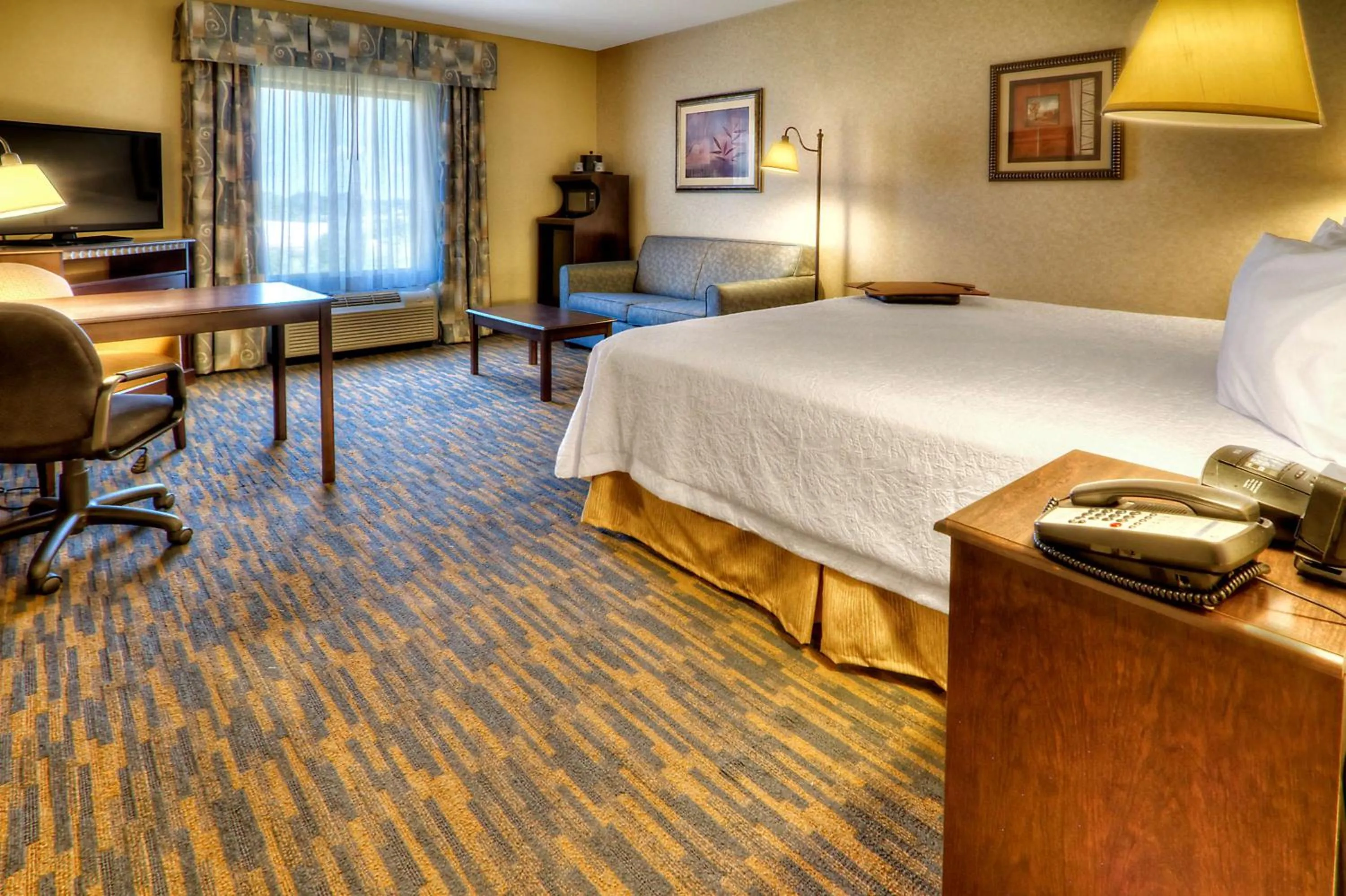 Bed in Hampton Inn Roanoke Rapids