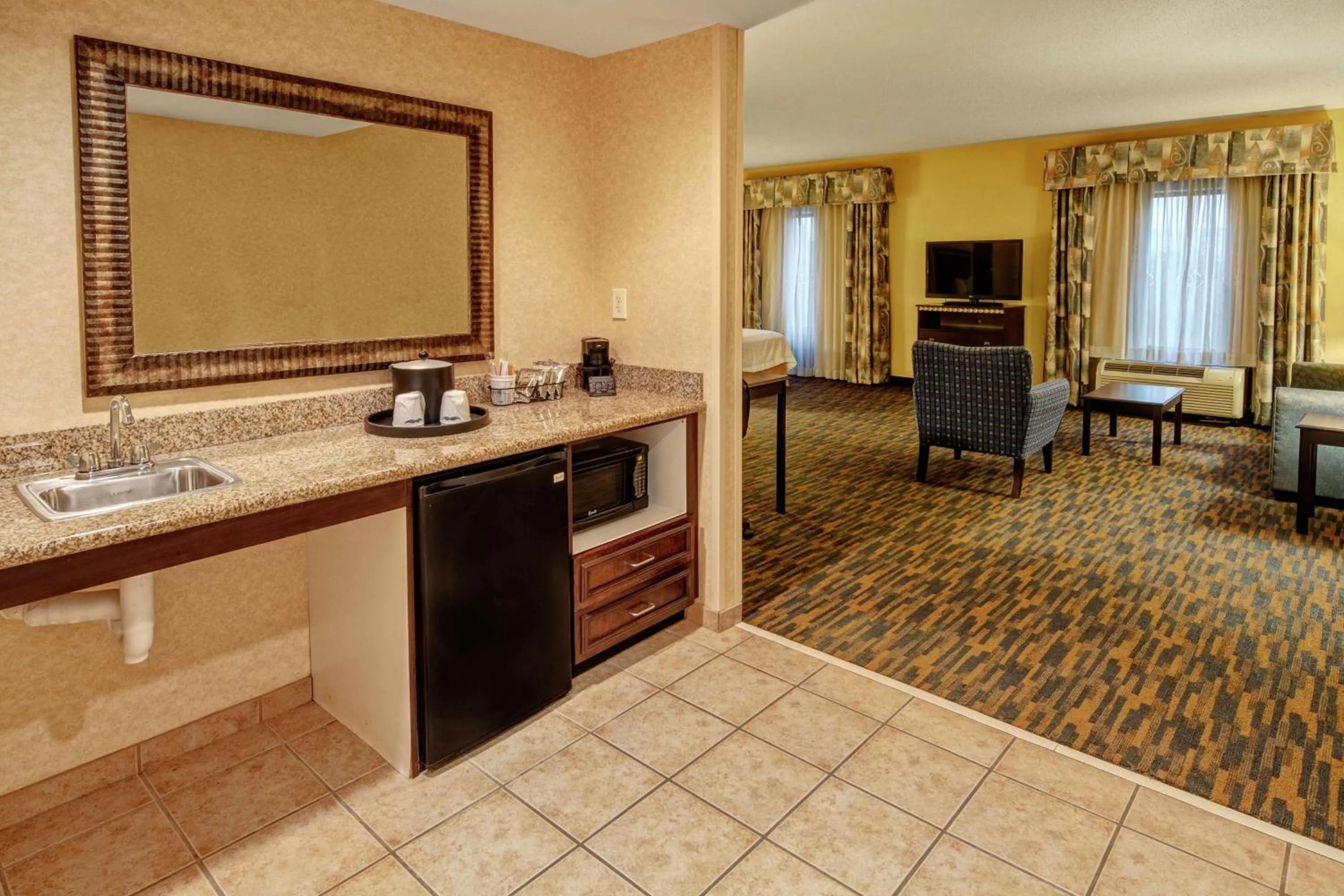 Bedroom in Hampton Inn Roanoke Rapids