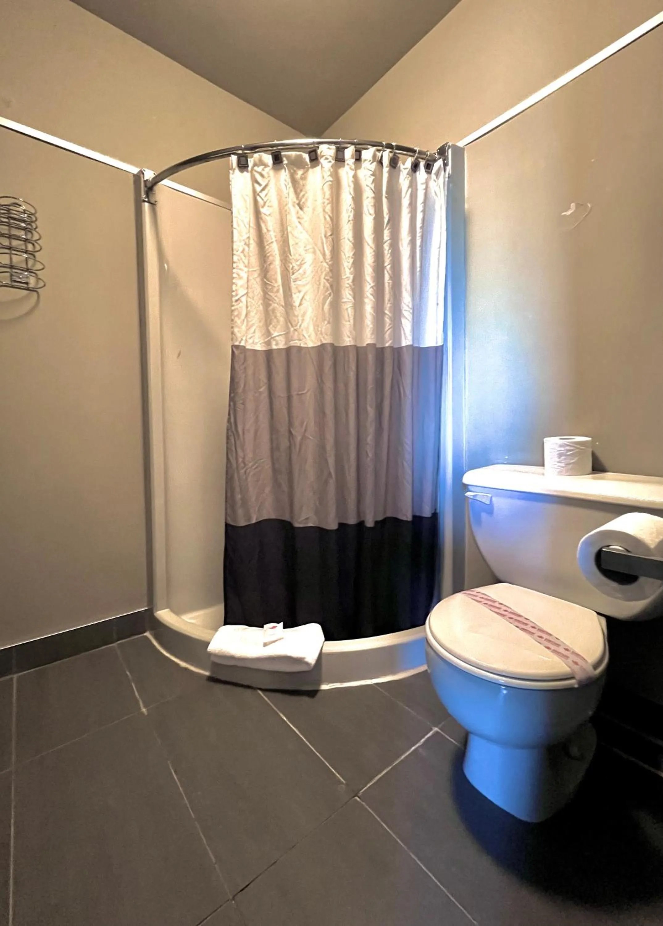 Shower in Hotel L'Express