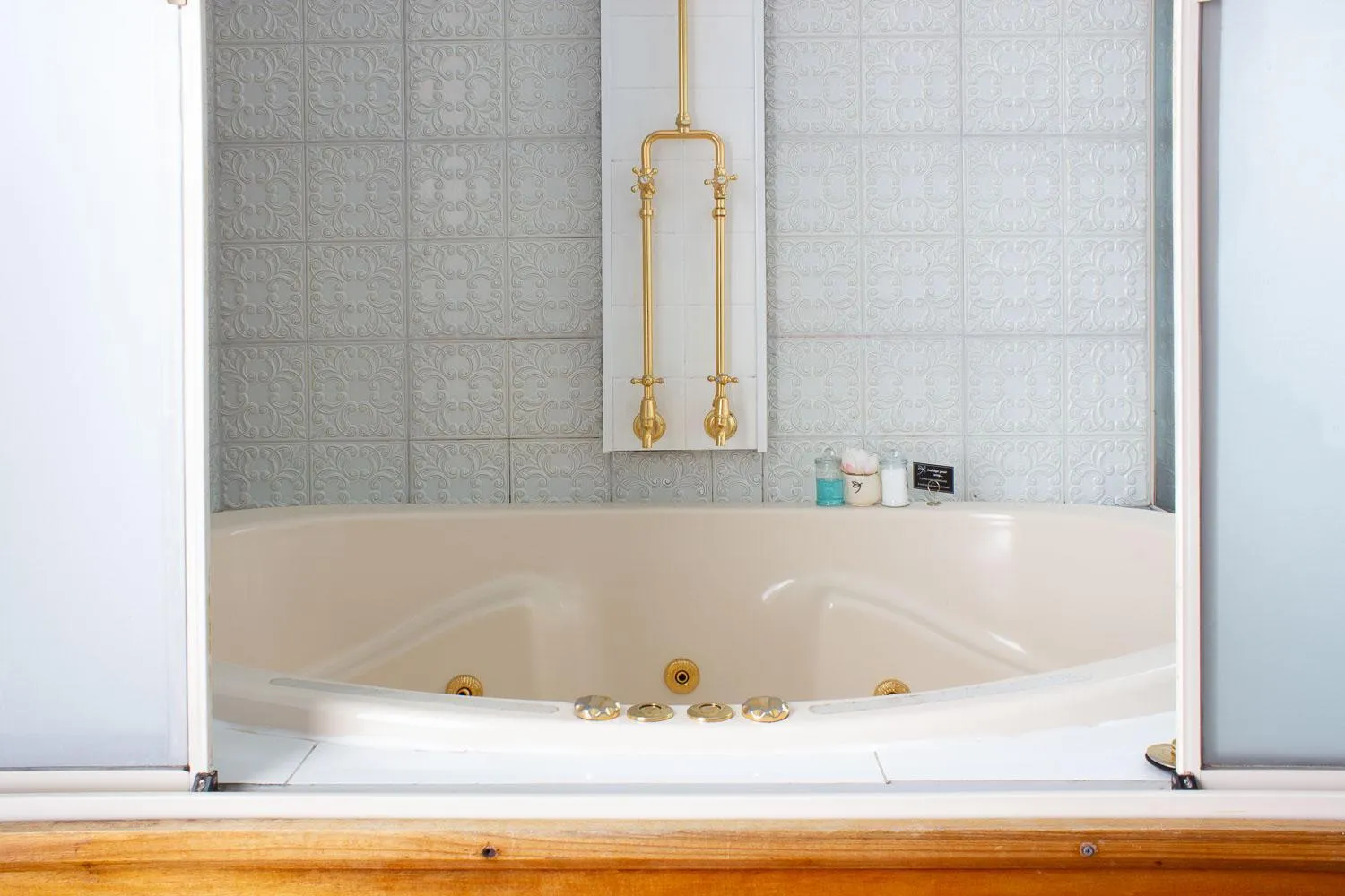 Shower in The Dragonfly Inn