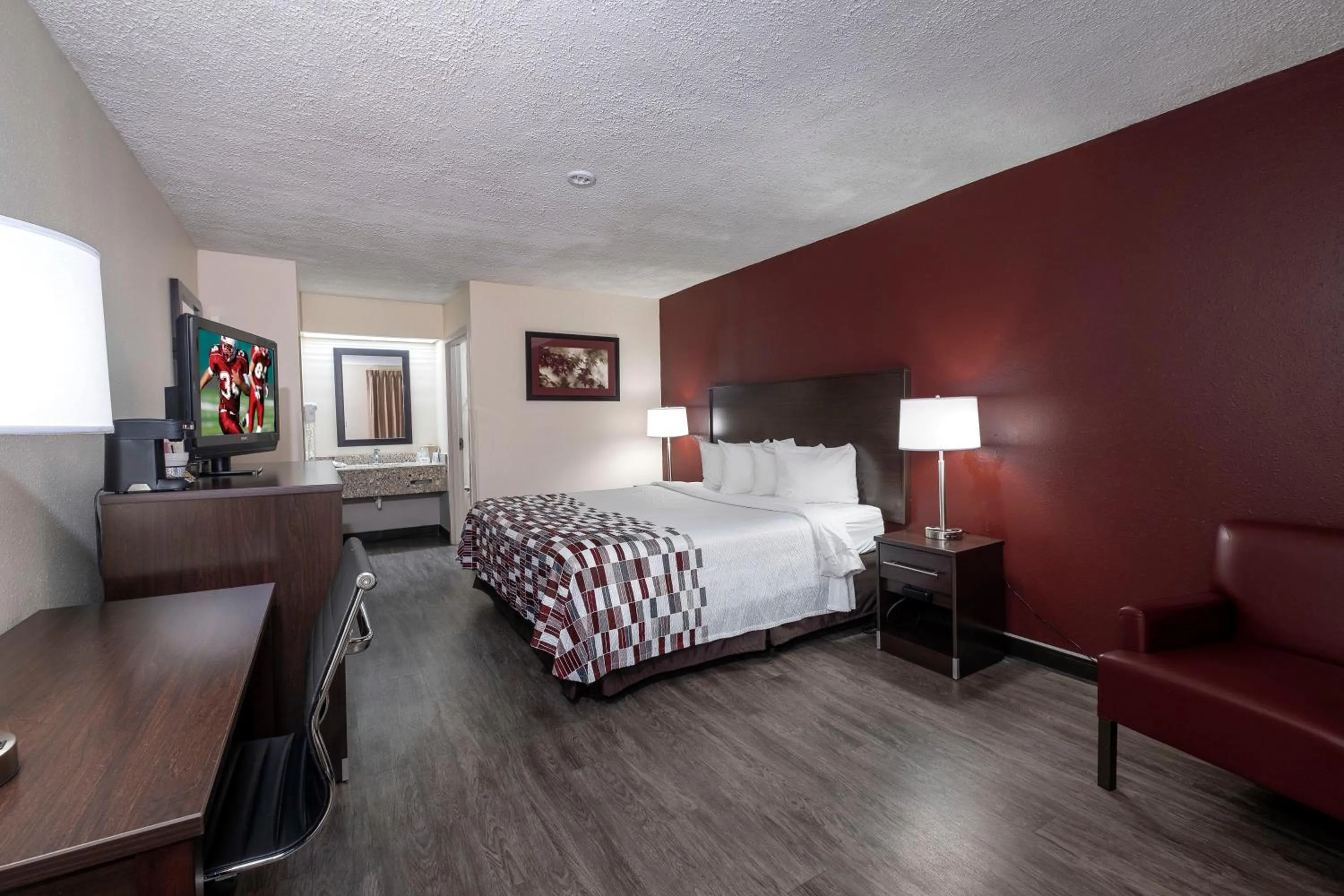 Photo of the whole room, Bed in Red Roof Inn Prattville